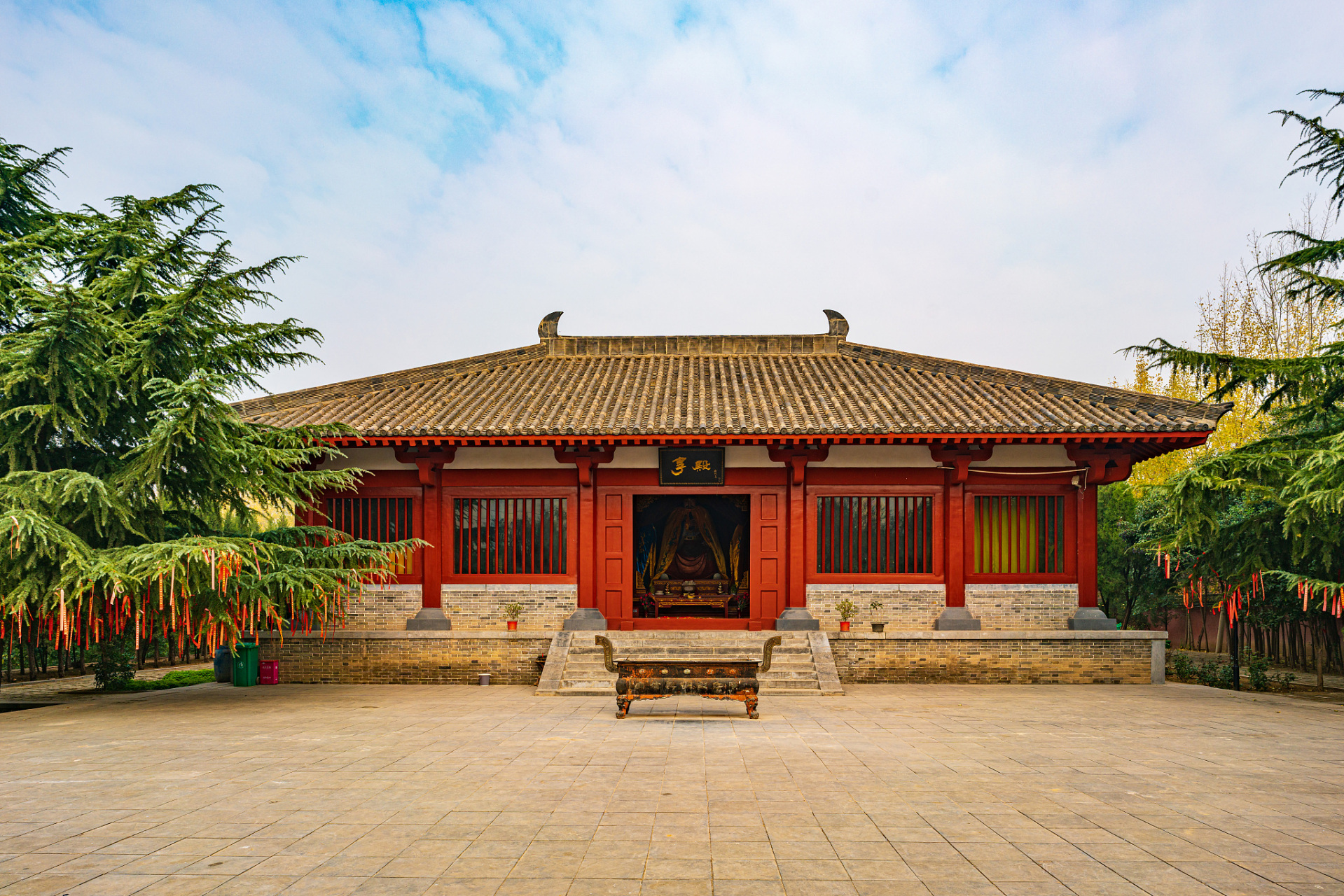 许昌旅游必去的2个景点,如下:  曹丞相府:位于河南省许昌市魏都区府前