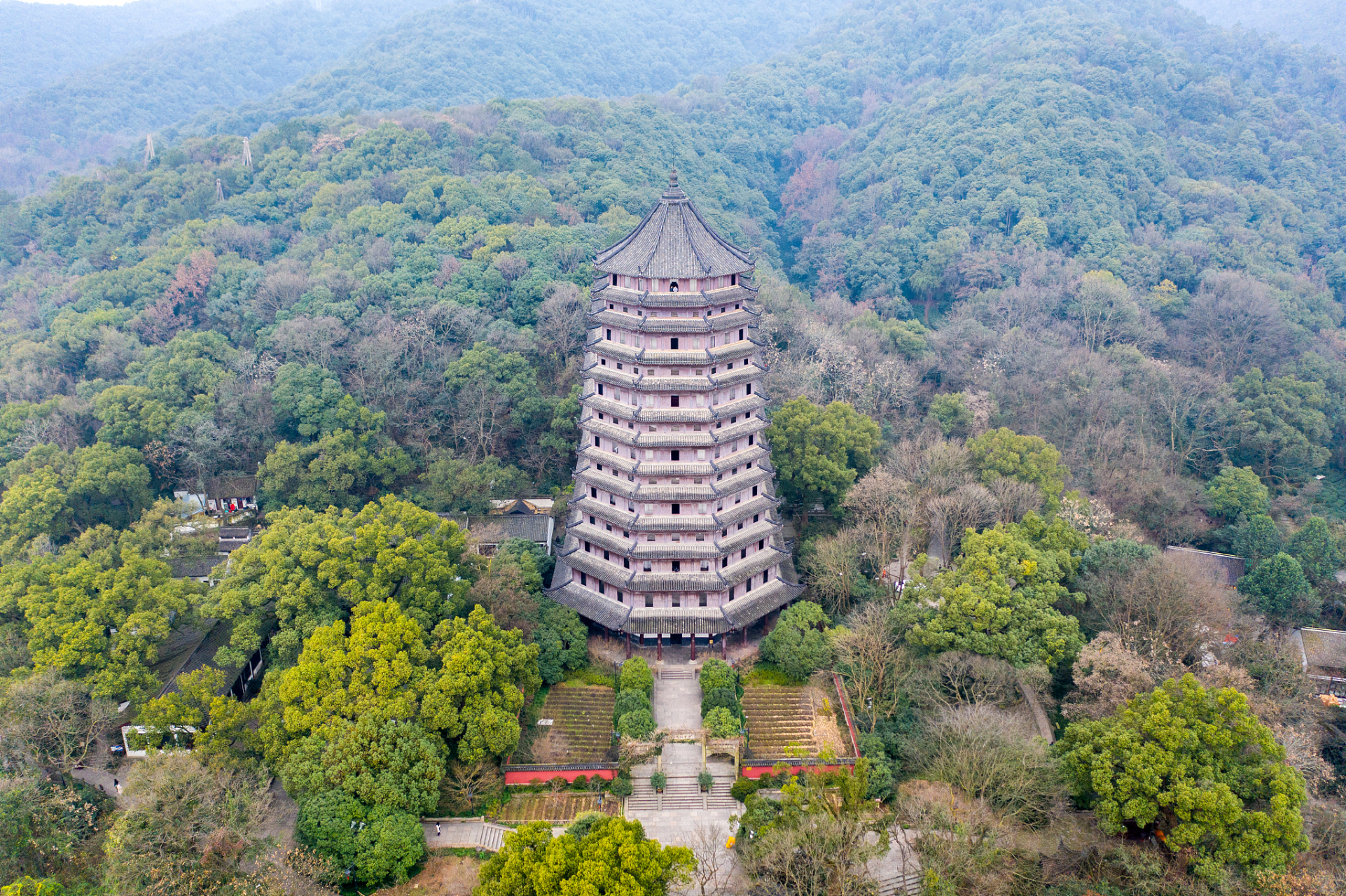 这里的白塔代表着杭州悠久的历史,同时,杭江的湖泊和青山也为这座公园