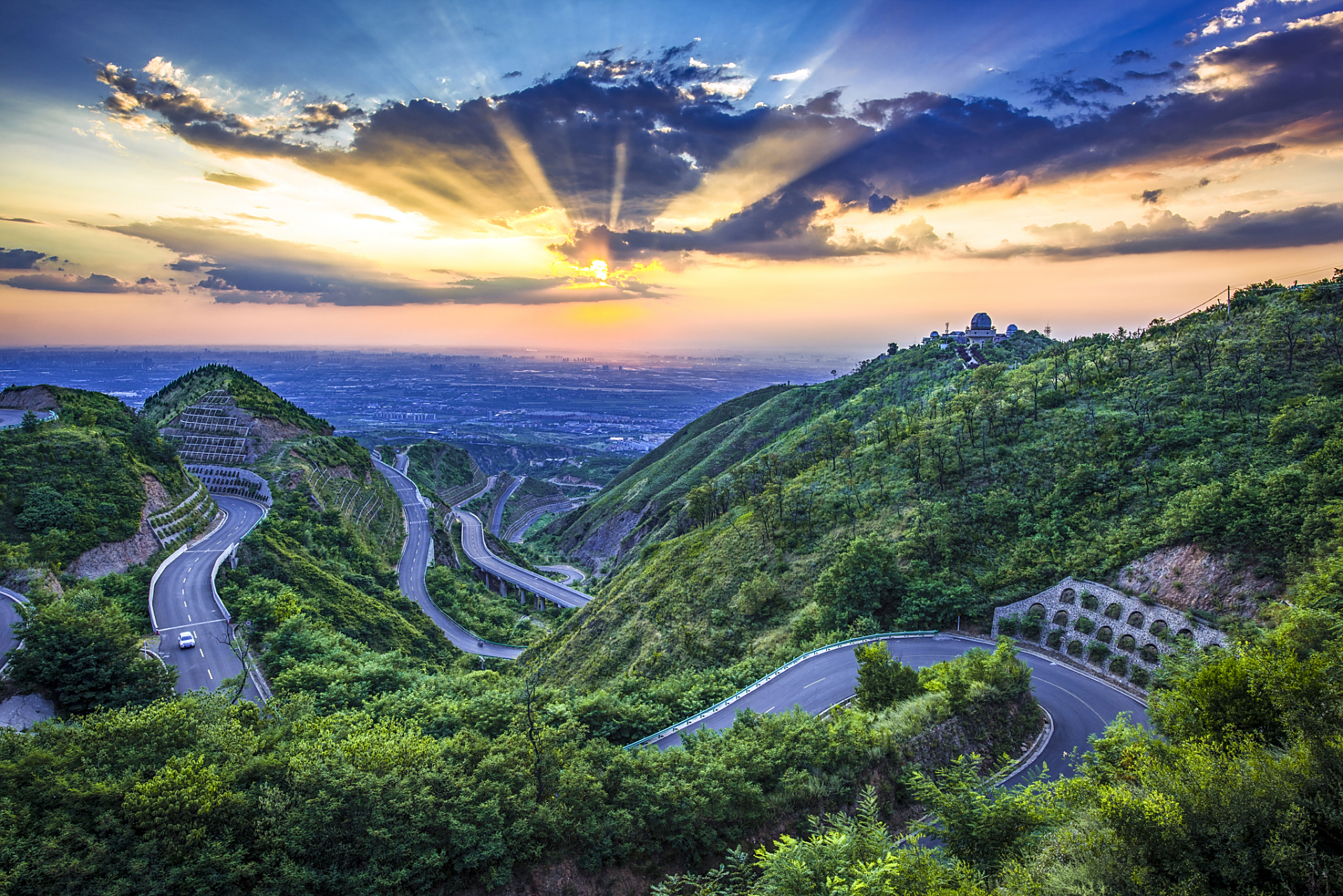 地铁遇见三秦知秋# 西安骊山最美环山路位于西安市临潼区,这条被游
