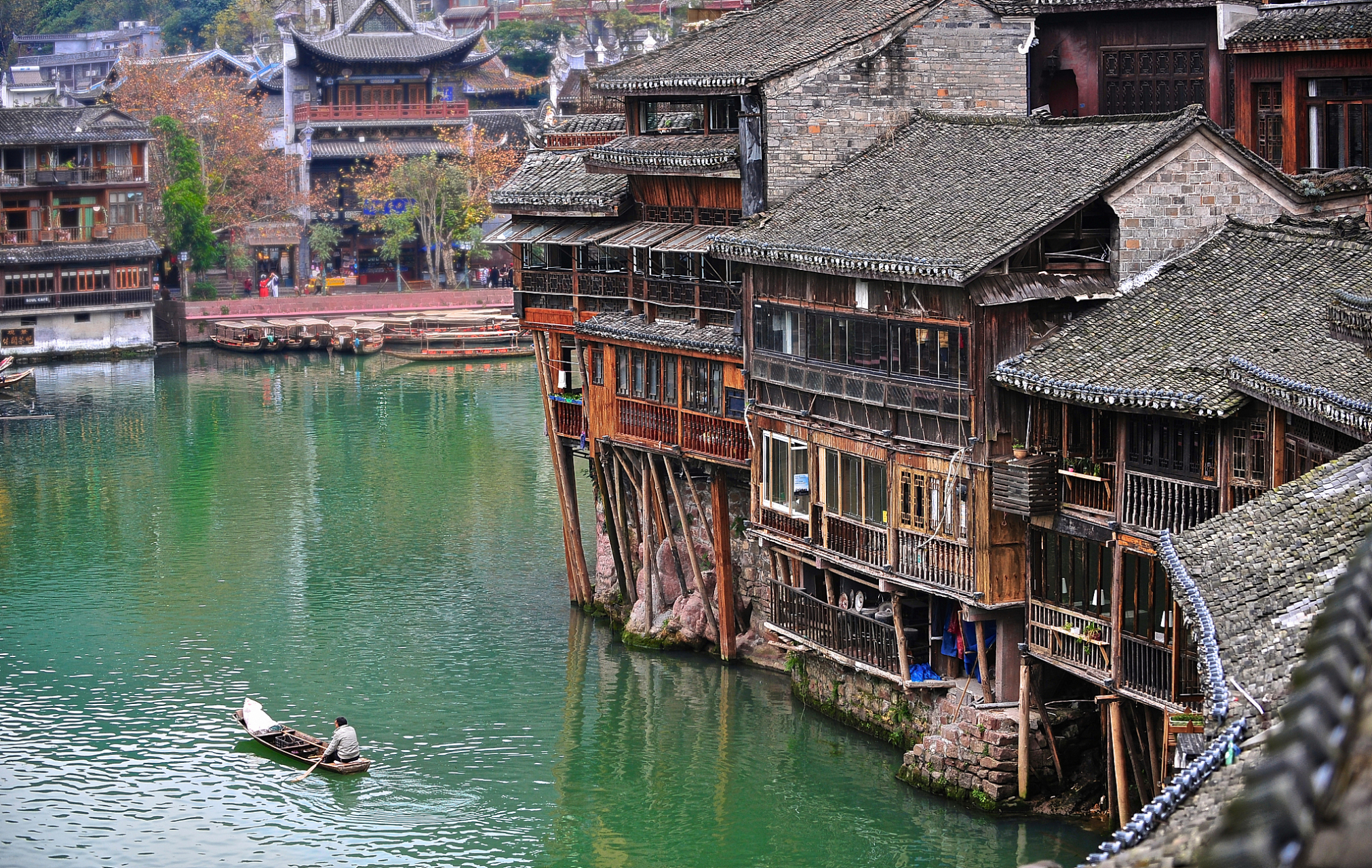 凤凰古城,位于湖南省湘西土家族苗族自治州,拥有悠久历史和独特风情.