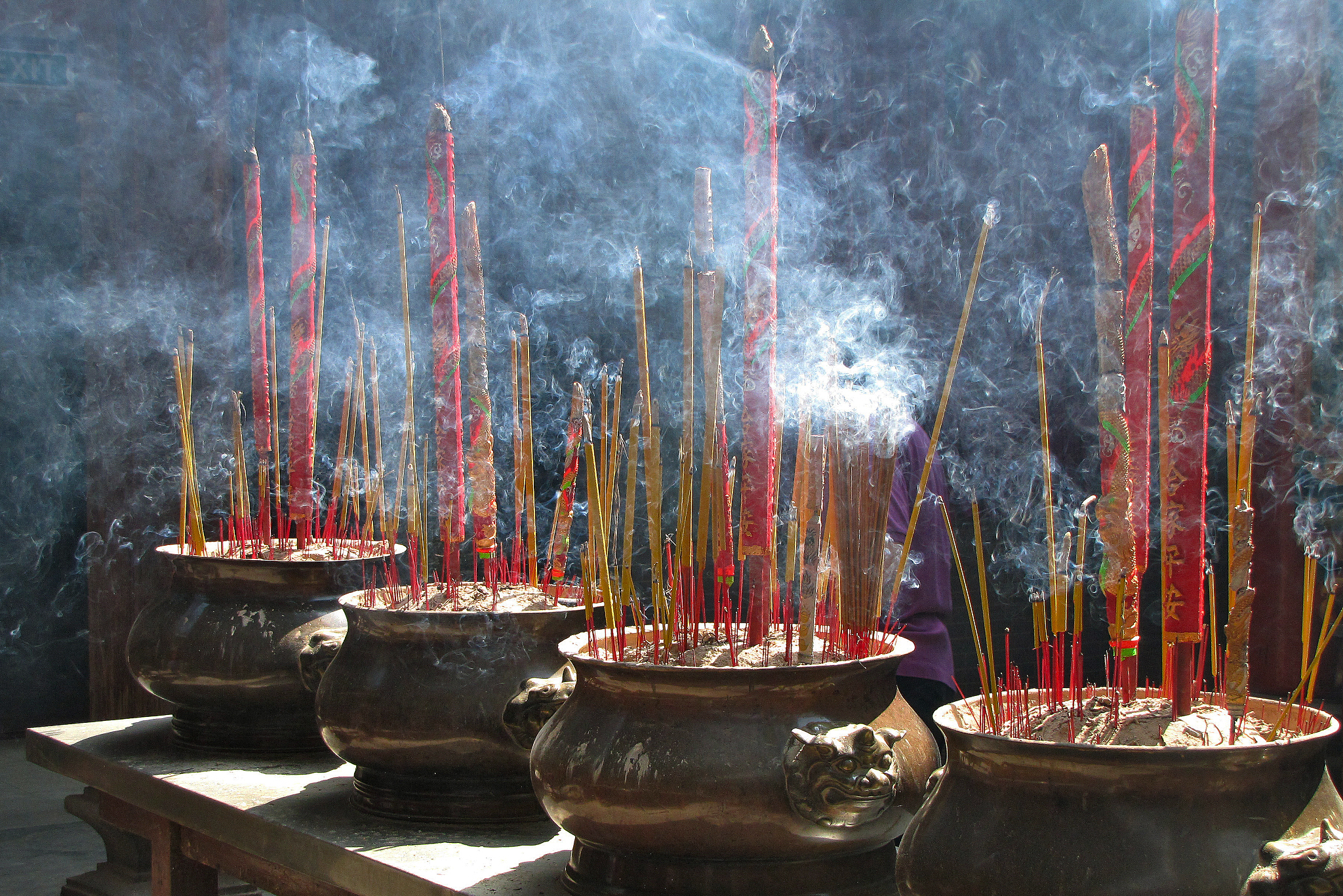 烧香的传统被保留下来,成为了中华民族独特的精神符号和文化符号