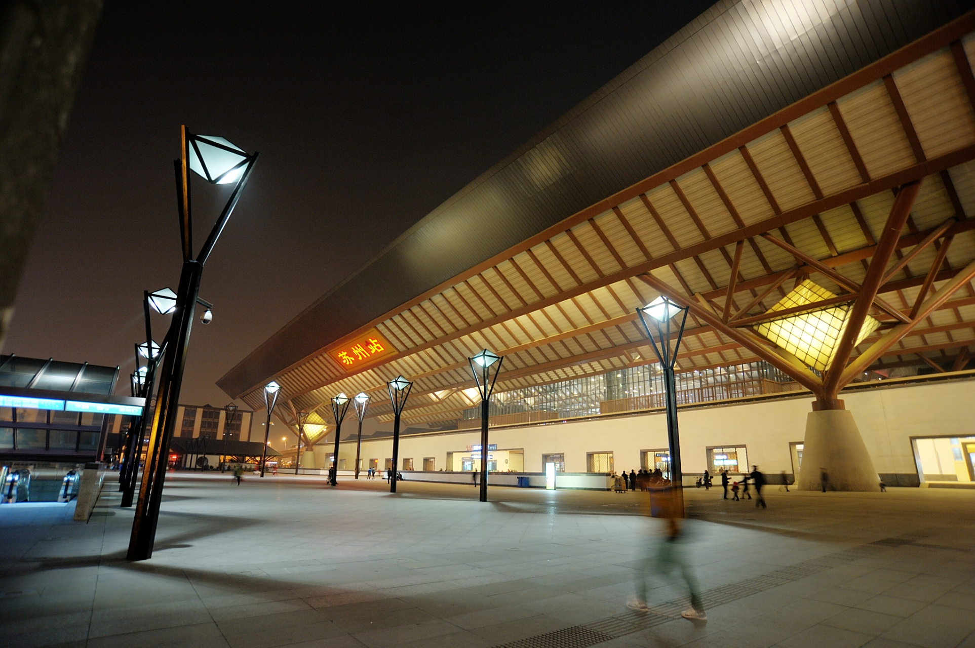 一种观点认为,苏州不论是改造的车站,还是新建的车站,都太小气,都是