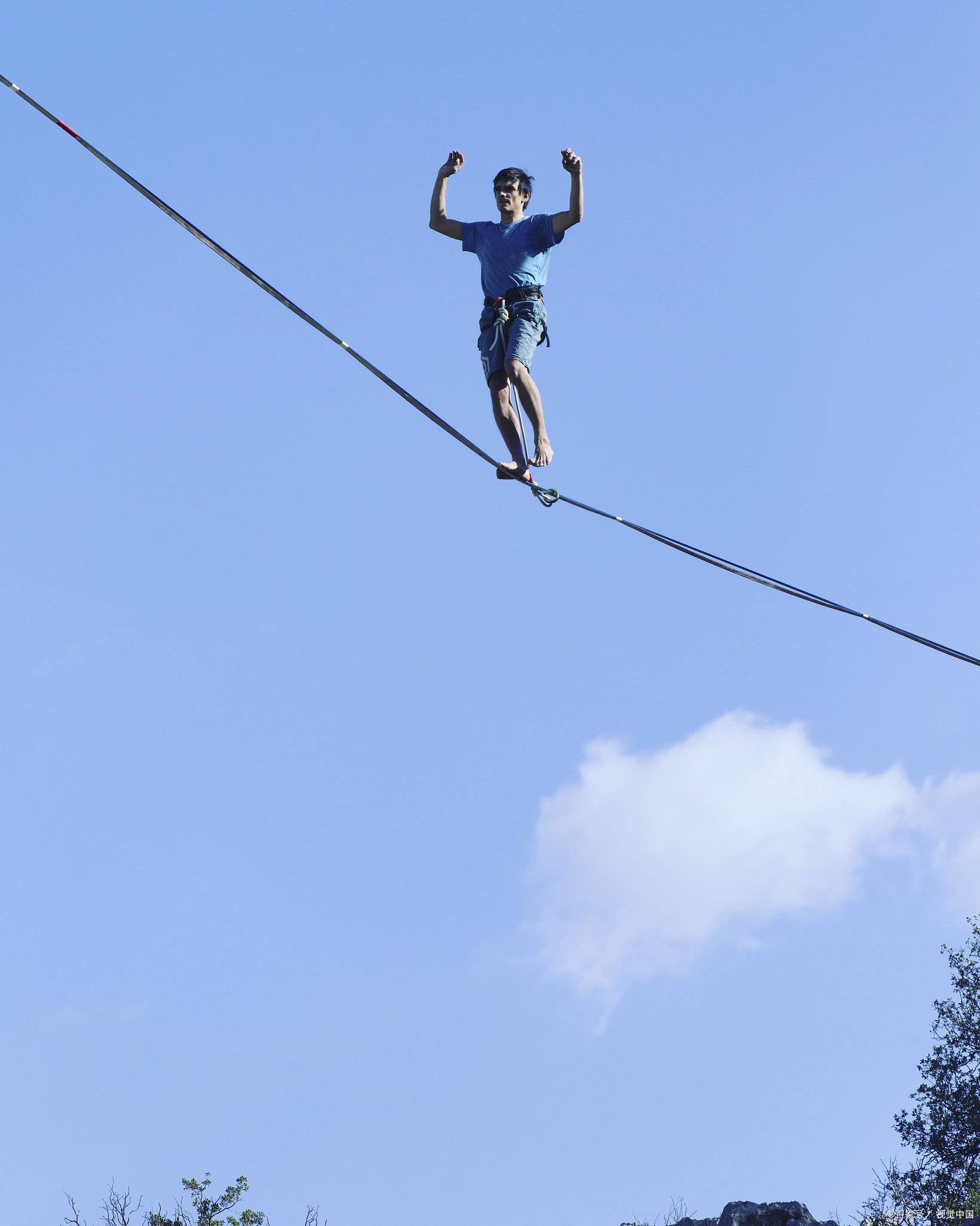 美国一位著名的高空走钢丝的表演者,他叫瓦伦达