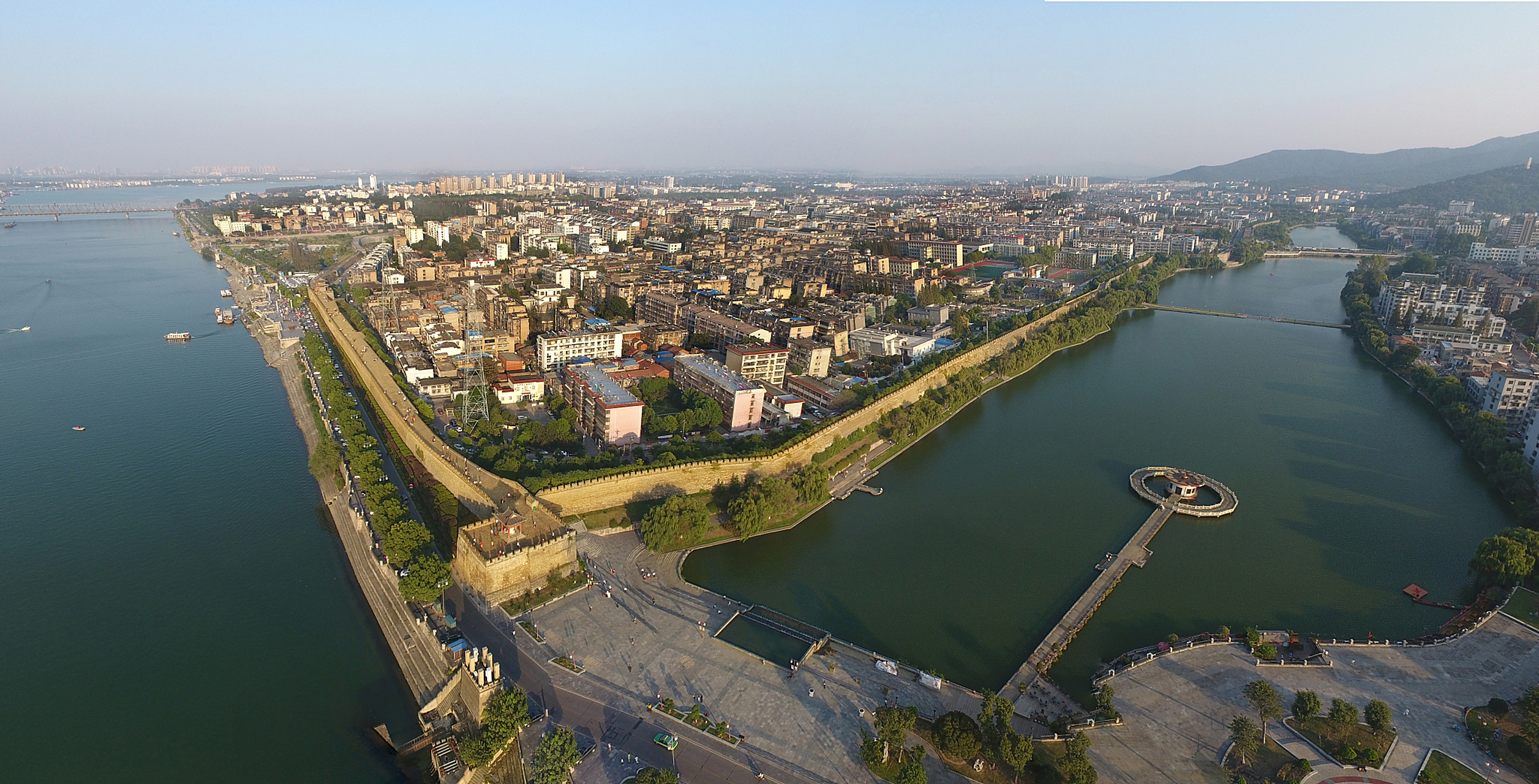 镜头里的春天#  在湖南省岳阳市的平江县,有一座庄重而神圣的建筑那 