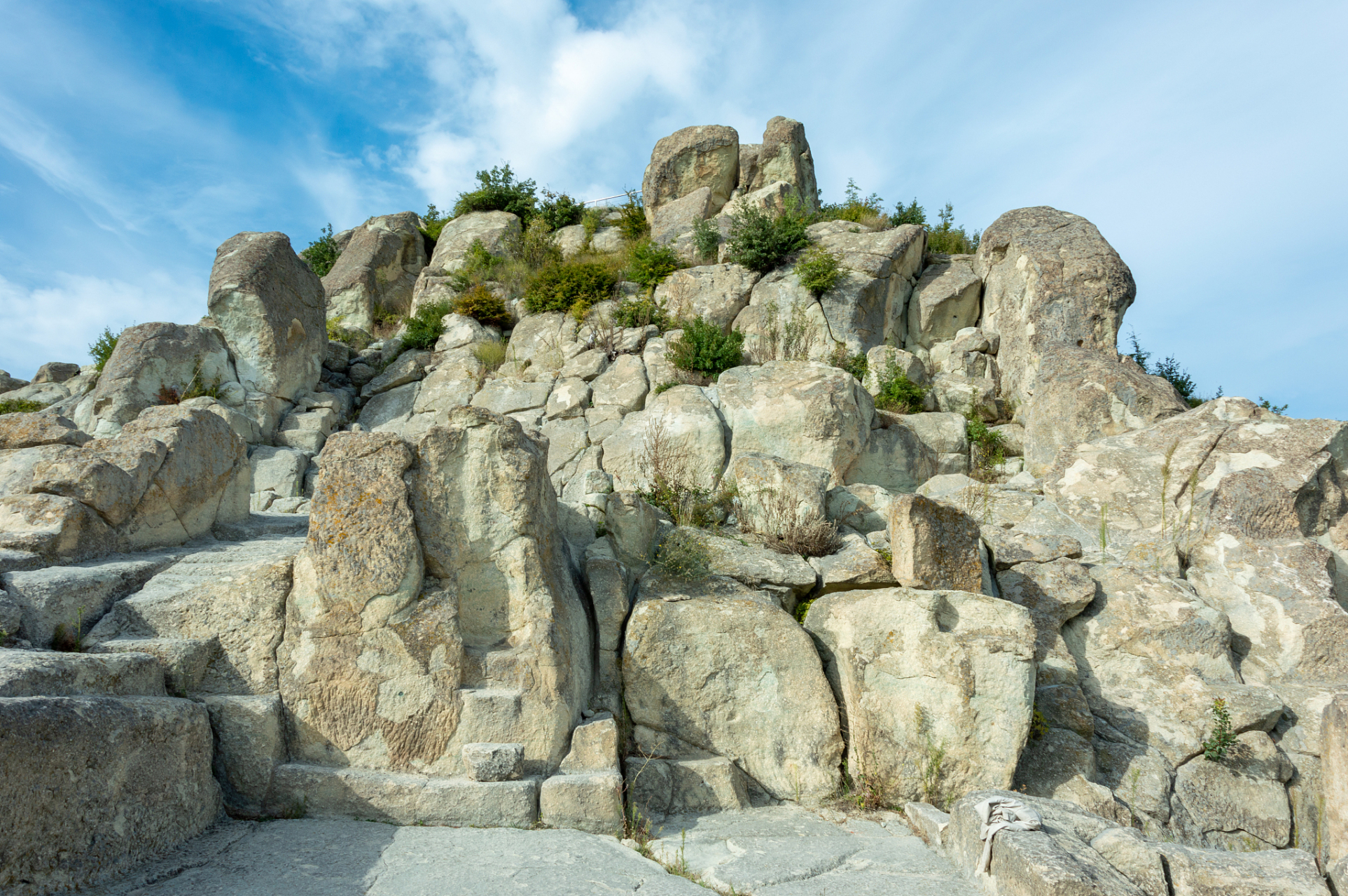 当你走进马山石林,你会被眼前的景象所震撼.