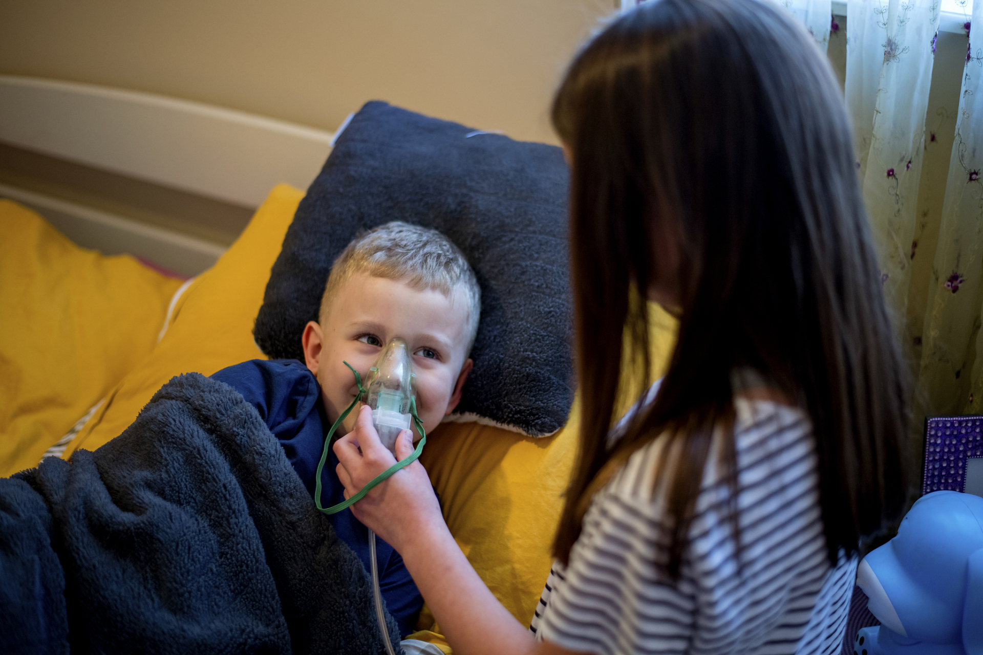 哮喘宝宝的5点日常护理注意事项:  1,有些哮喘孩子对食物过敏,对花粉