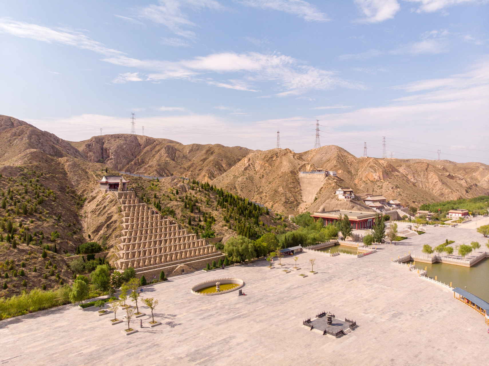 红寺堡旅游景区融合了丰富的历史文化和壮观的自然景观,拥有古老的