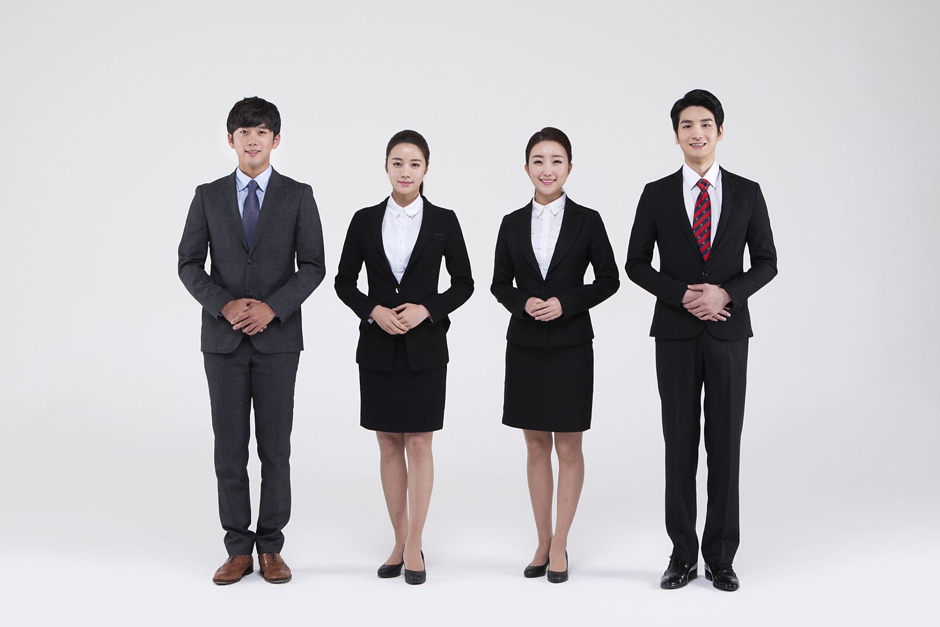 礼仪是指在社会交往中,为了维护良好的人际关系和传递尊重,关心和礼貌