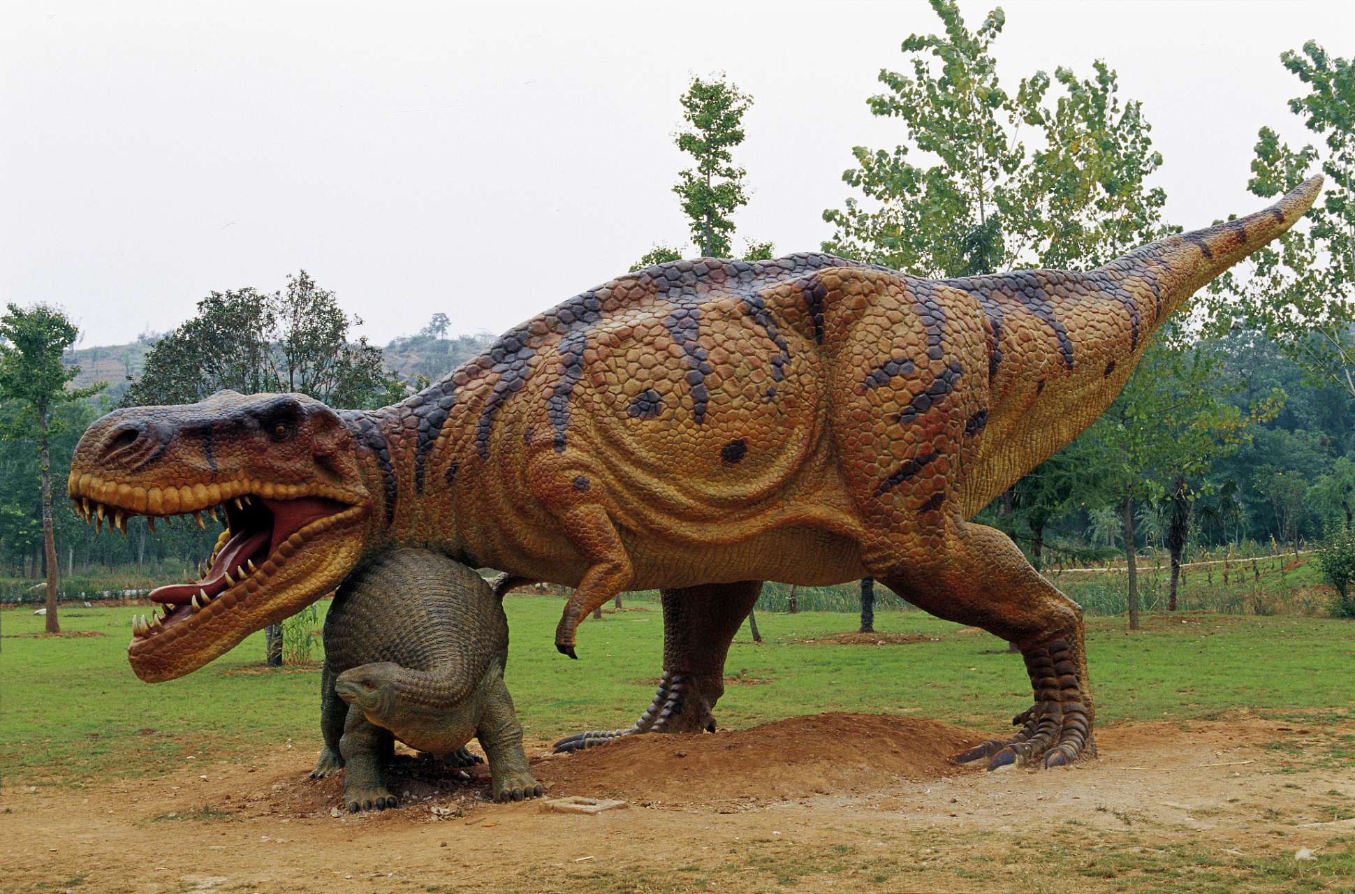 南阳西峡恐龙遗迹园:位于河南省南阳市西峡县,是一座以恐龙蛋化石群为