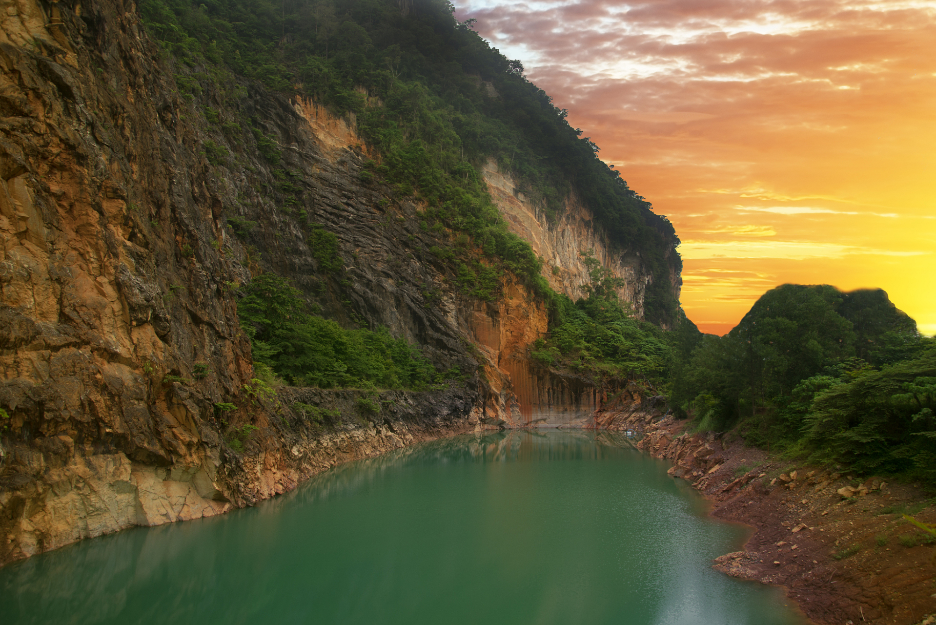 乌江源百里画廊风景区位于贵州省黔西县南部,是一处以乌江山水风光为