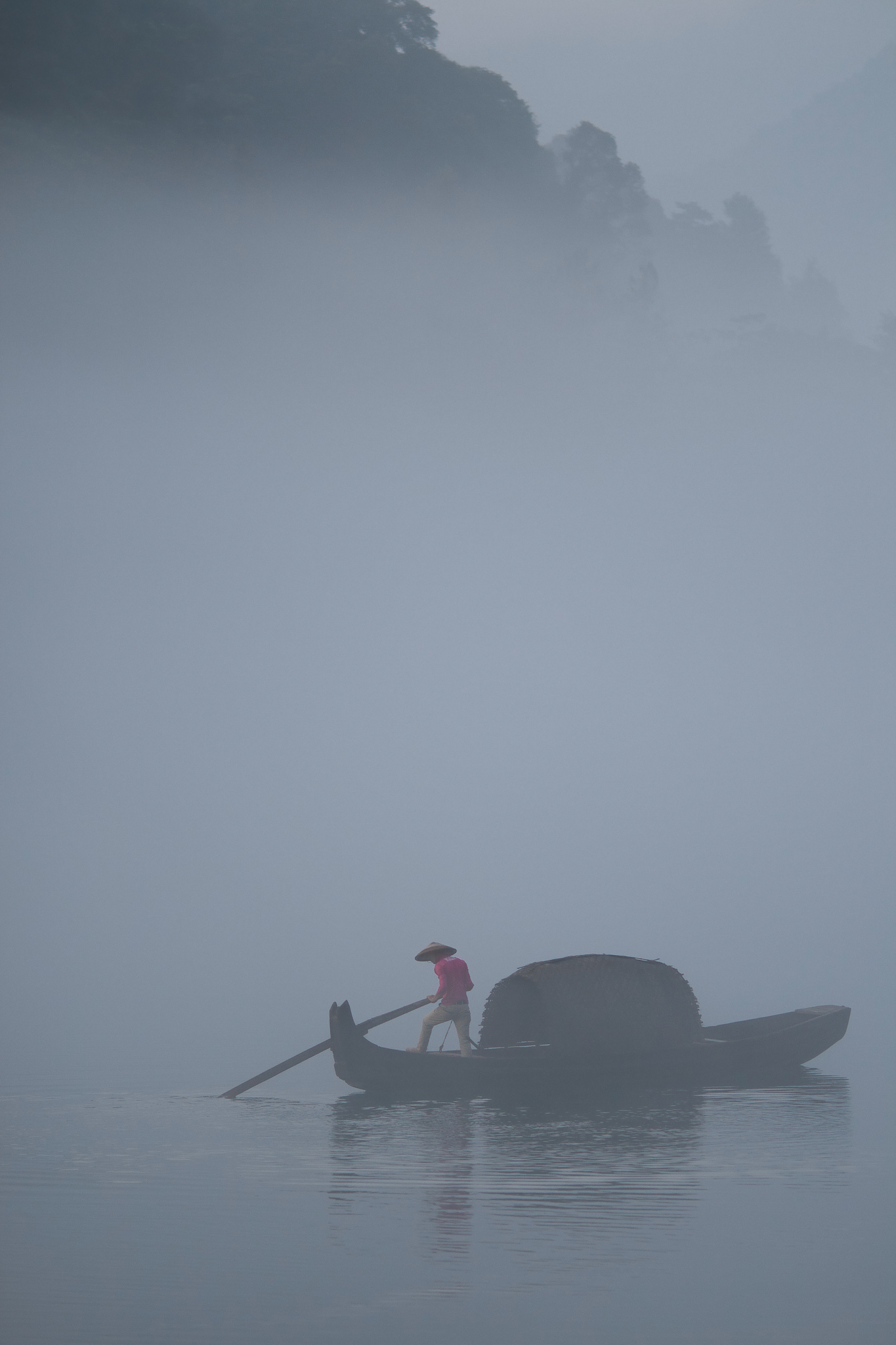 千里秋江,阅尽云烟暮.  堤岸倦莺栖碧树,依稀渔火汀洲处.