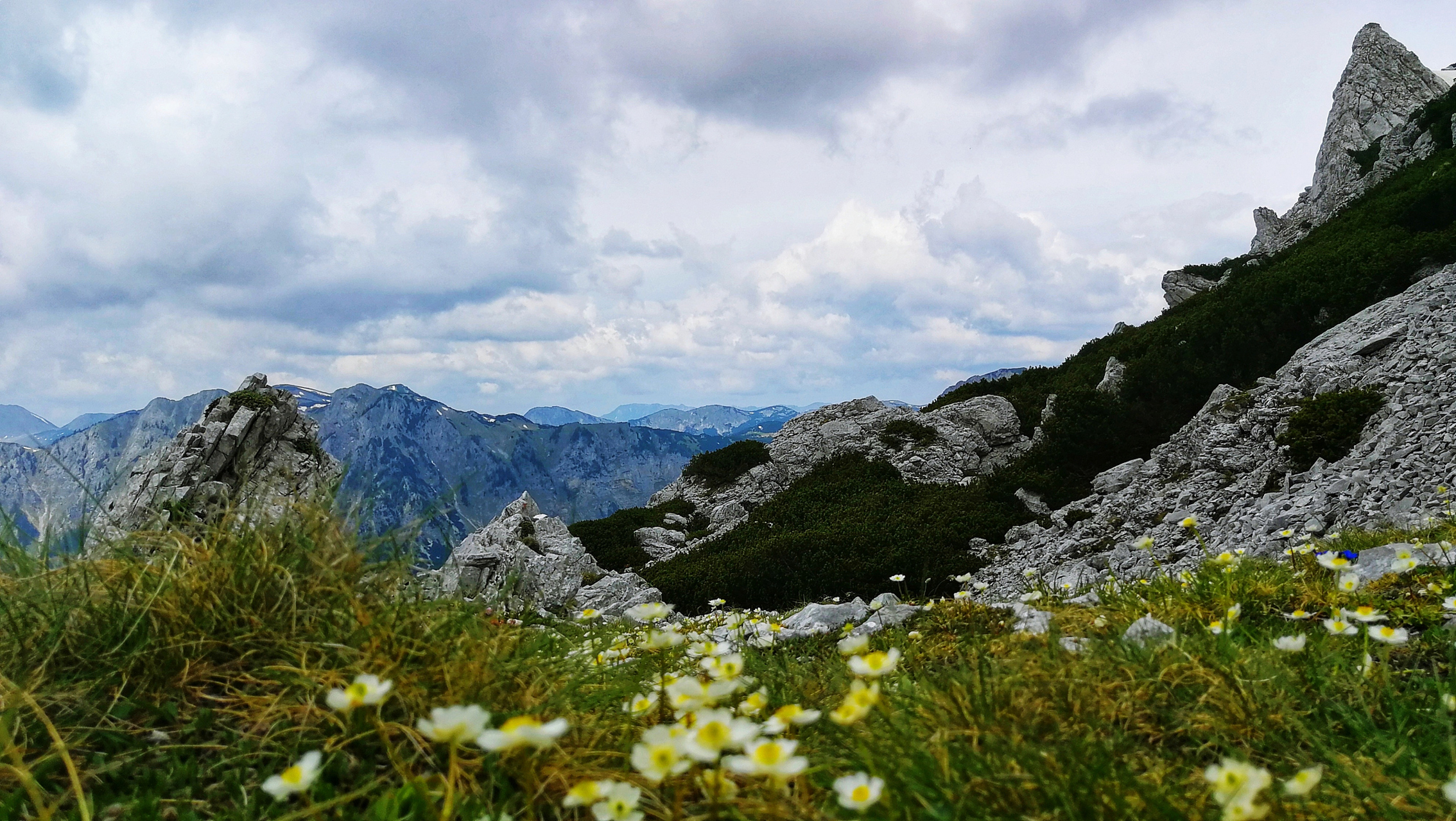 心定西再出发#定西市石门雪山位于甘肃省定西市通渭县,是一座海拔