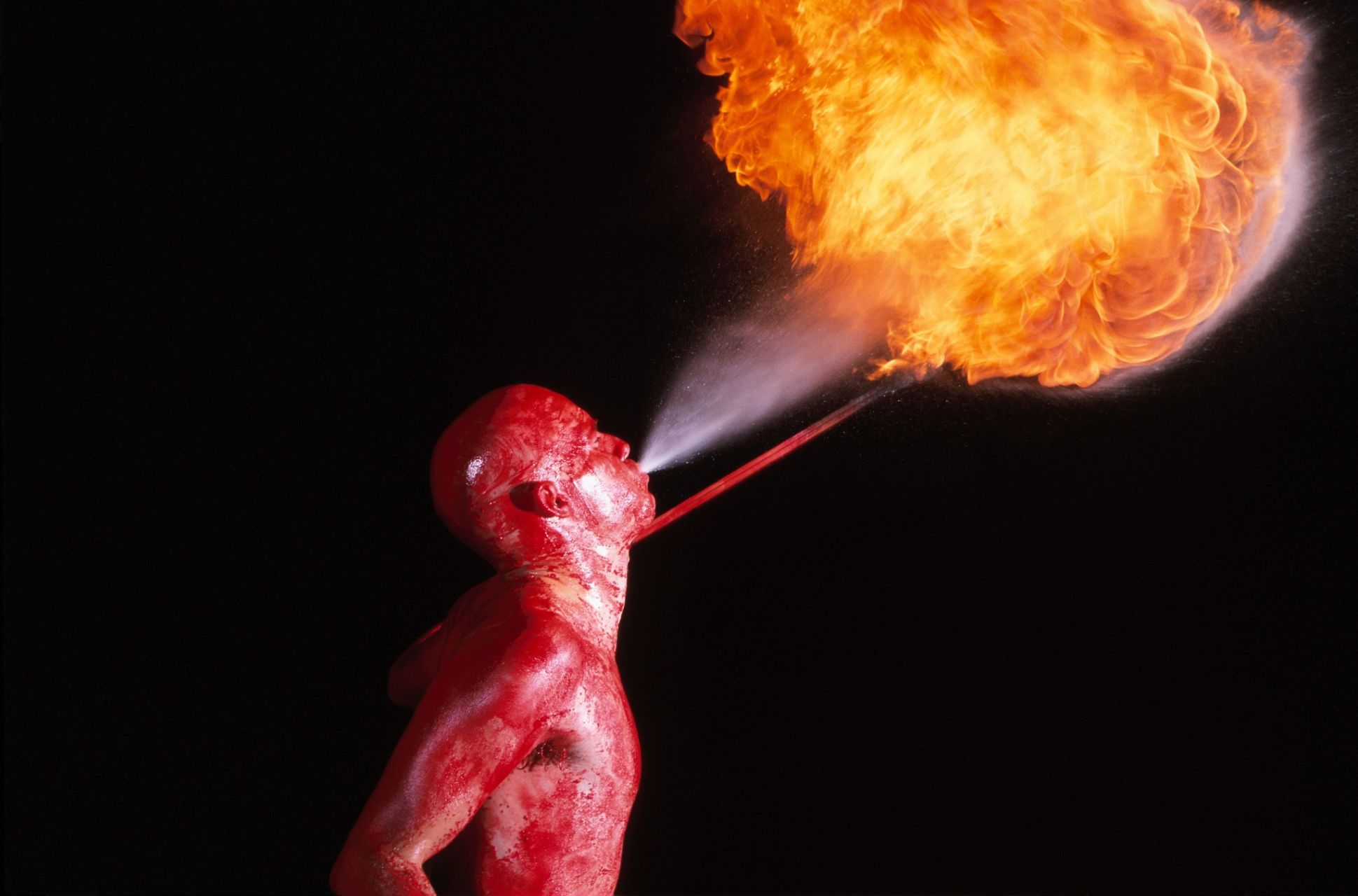 人体自燃是一种极为罕见的现象,表现为人体在没有外部火源的情况下