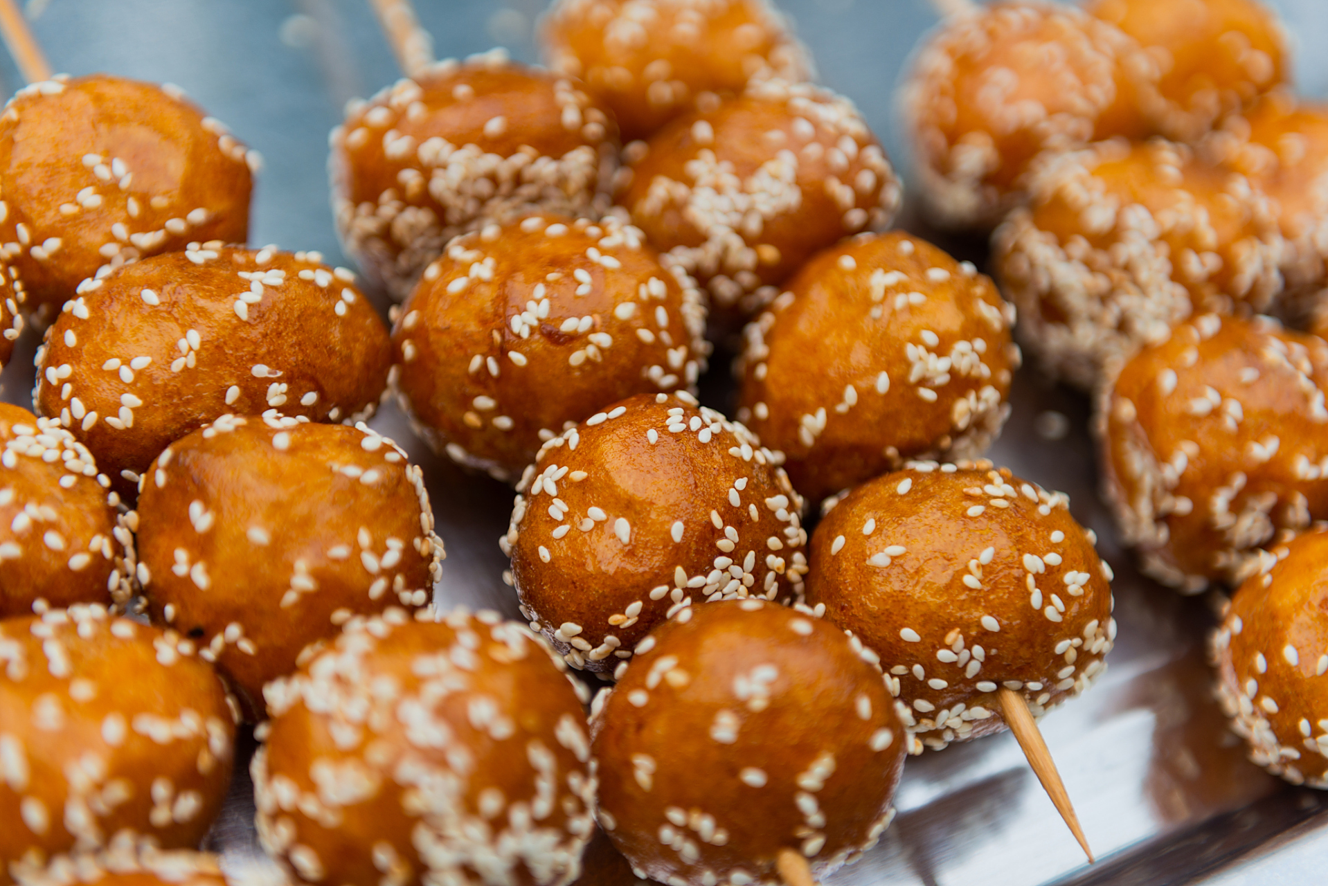 糖油果子是一道口感酥脆,香甜可口的传统糕点,制作需要低筋面粉,细