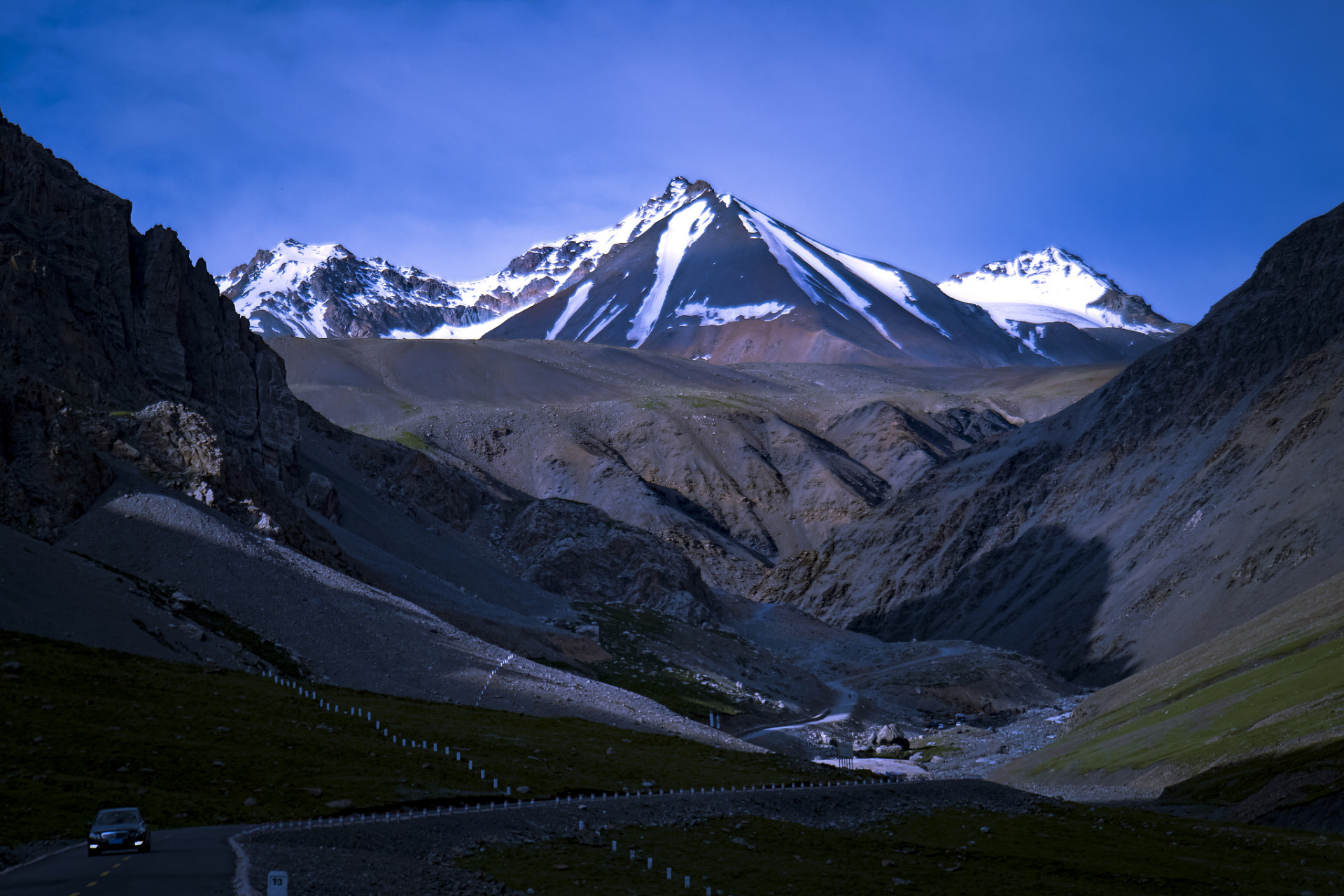 岗什卡雪峰是青海省门源回族自治县的一座壮观的雪山,海拔5254.