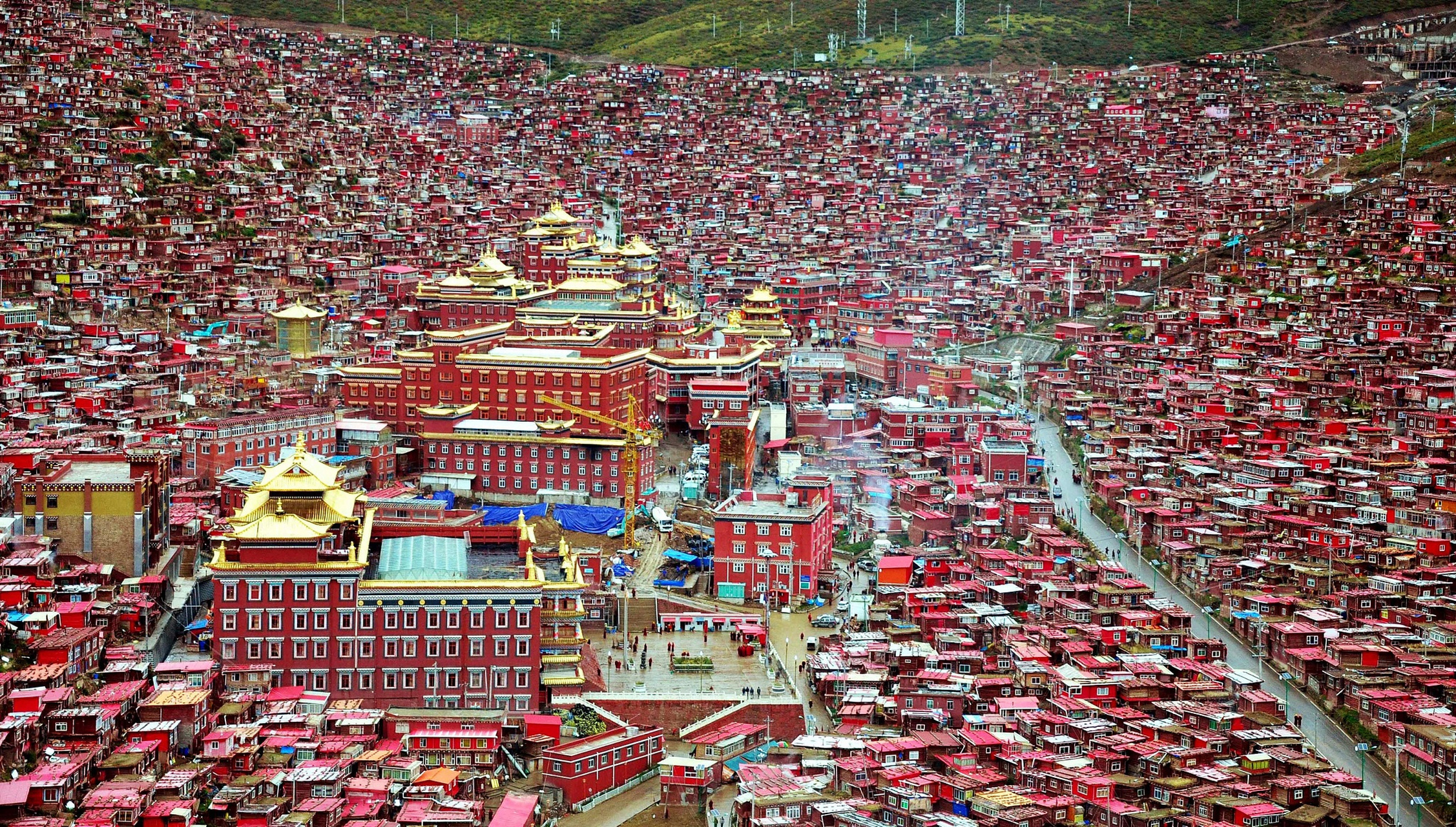 色达寺历史悠久,可以追溯到公元7世纪左右,当时藏传佛教开始传入这片