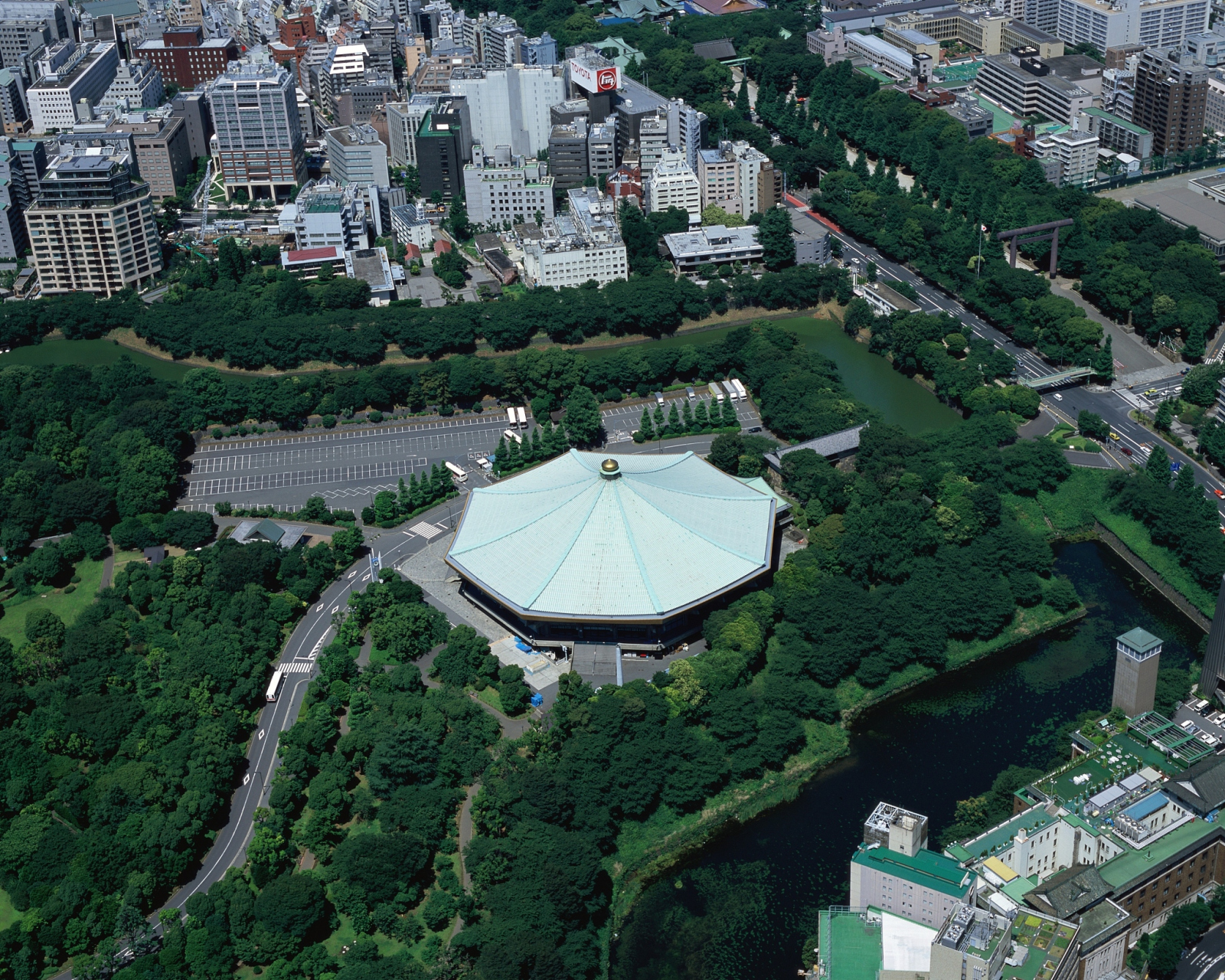 千代田区的北之丸公园内,一座八角形的建筑静静矗立,这便是日本武道馆
