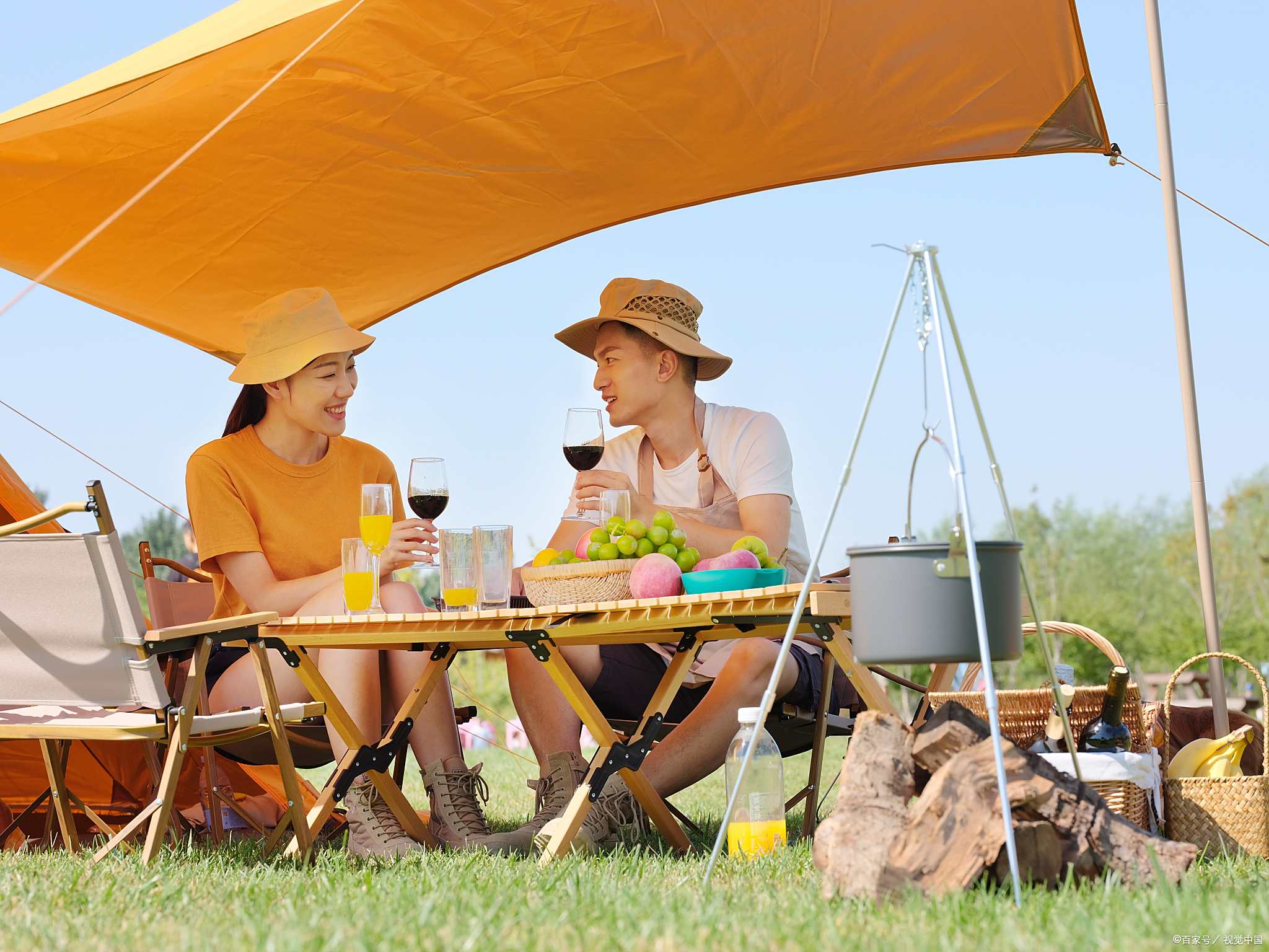休闲服是人们在生活中各种休闲活动所穿的服装,t恤,牛仔服,休闲衬衫等