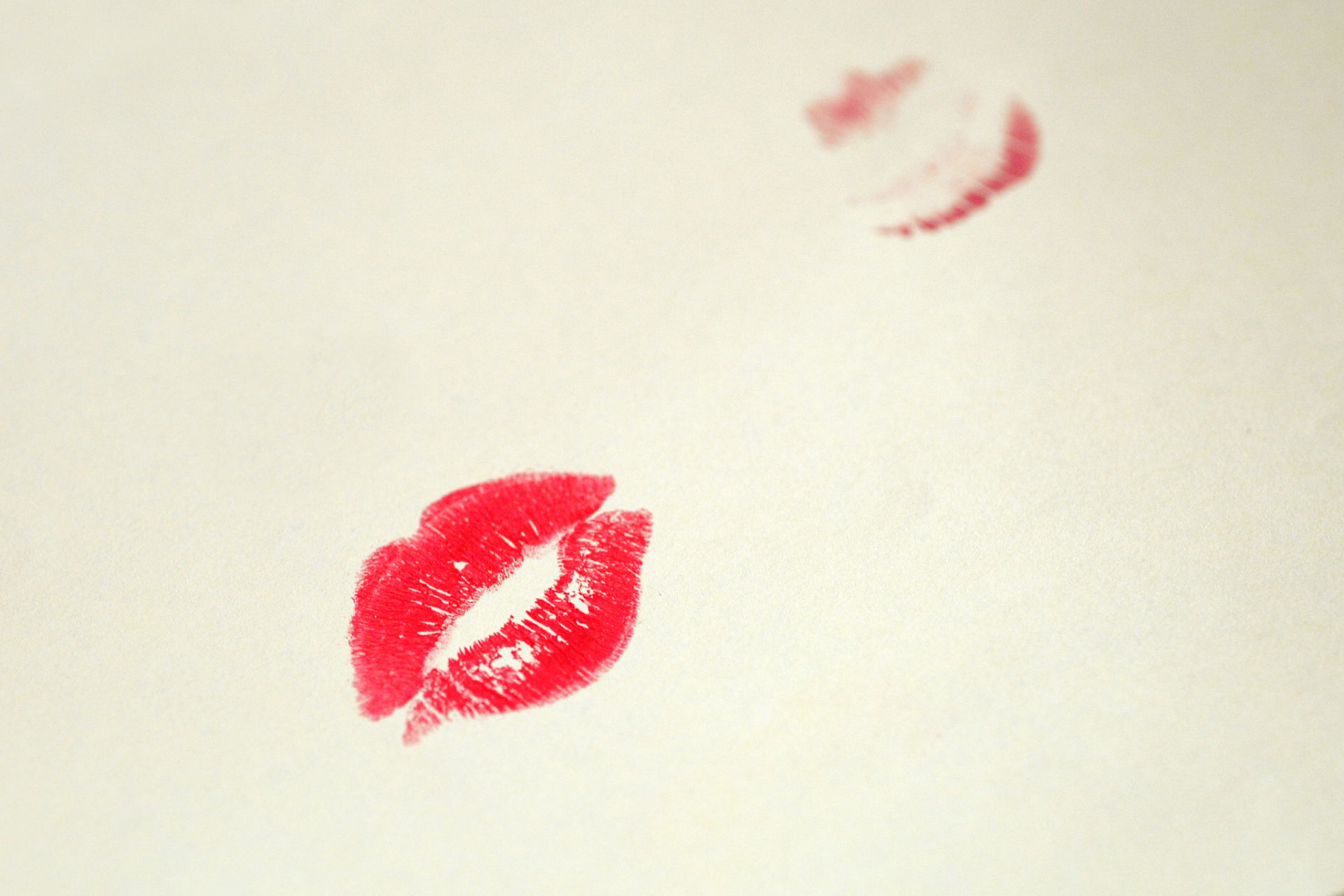 宝宝参加婚礼被亲一脸口红印# 结婚典礼上见到小朋友总是开心,但是给