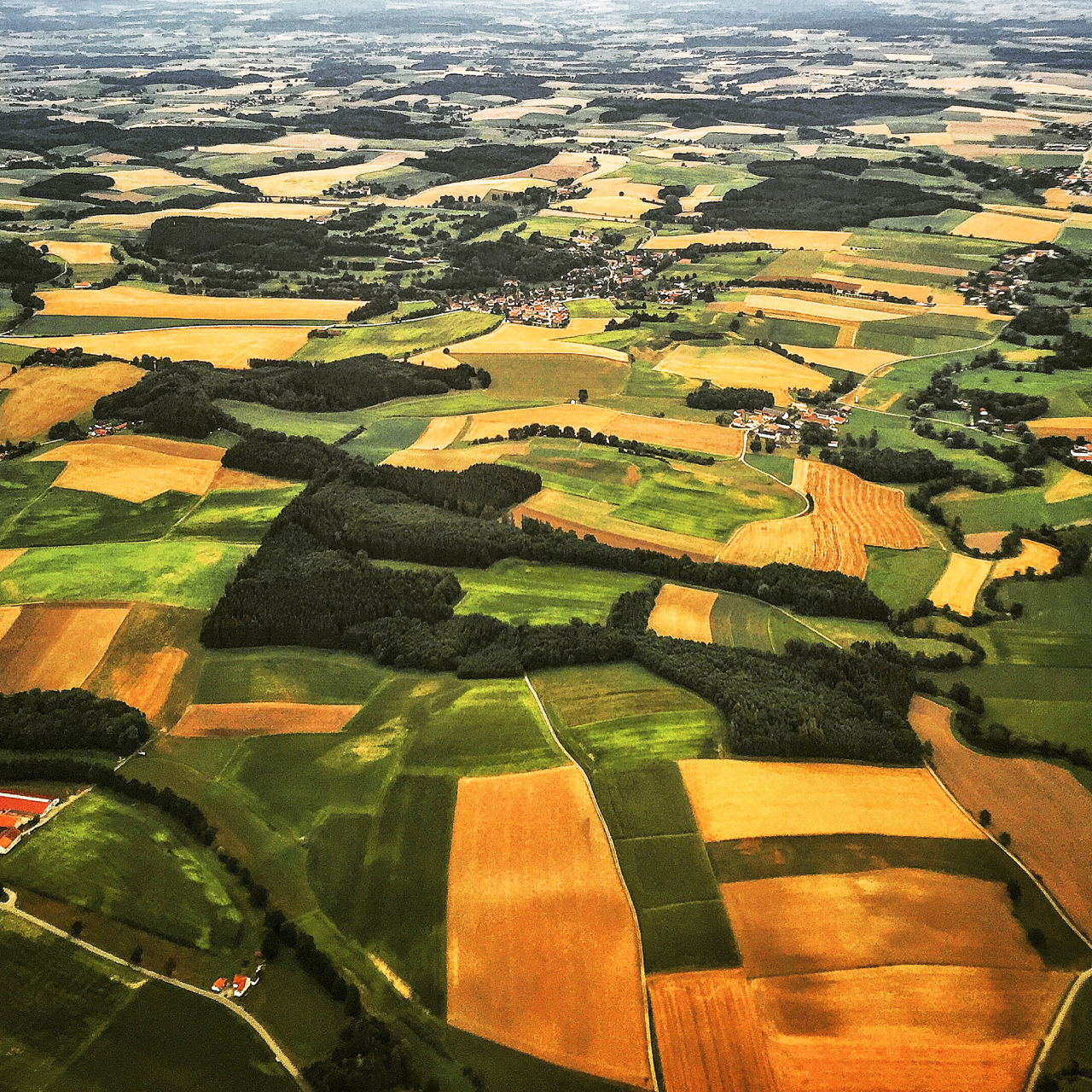 名句欣赏(十)地势坤,君子以厚德载物 地势坤,如同大地之深沉与宽广,其