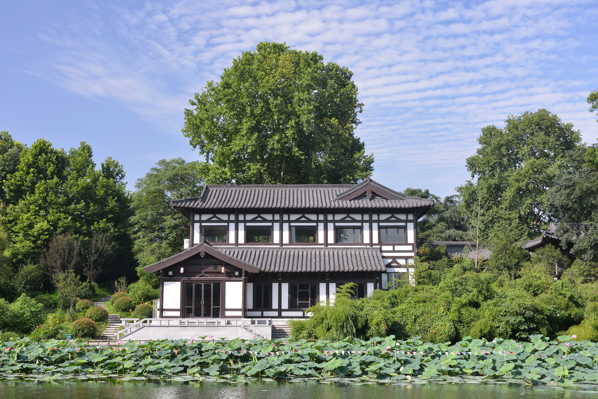 闻道园位于上海市宝山区,是一座以文化,艺术和自然风光为特色的综合性