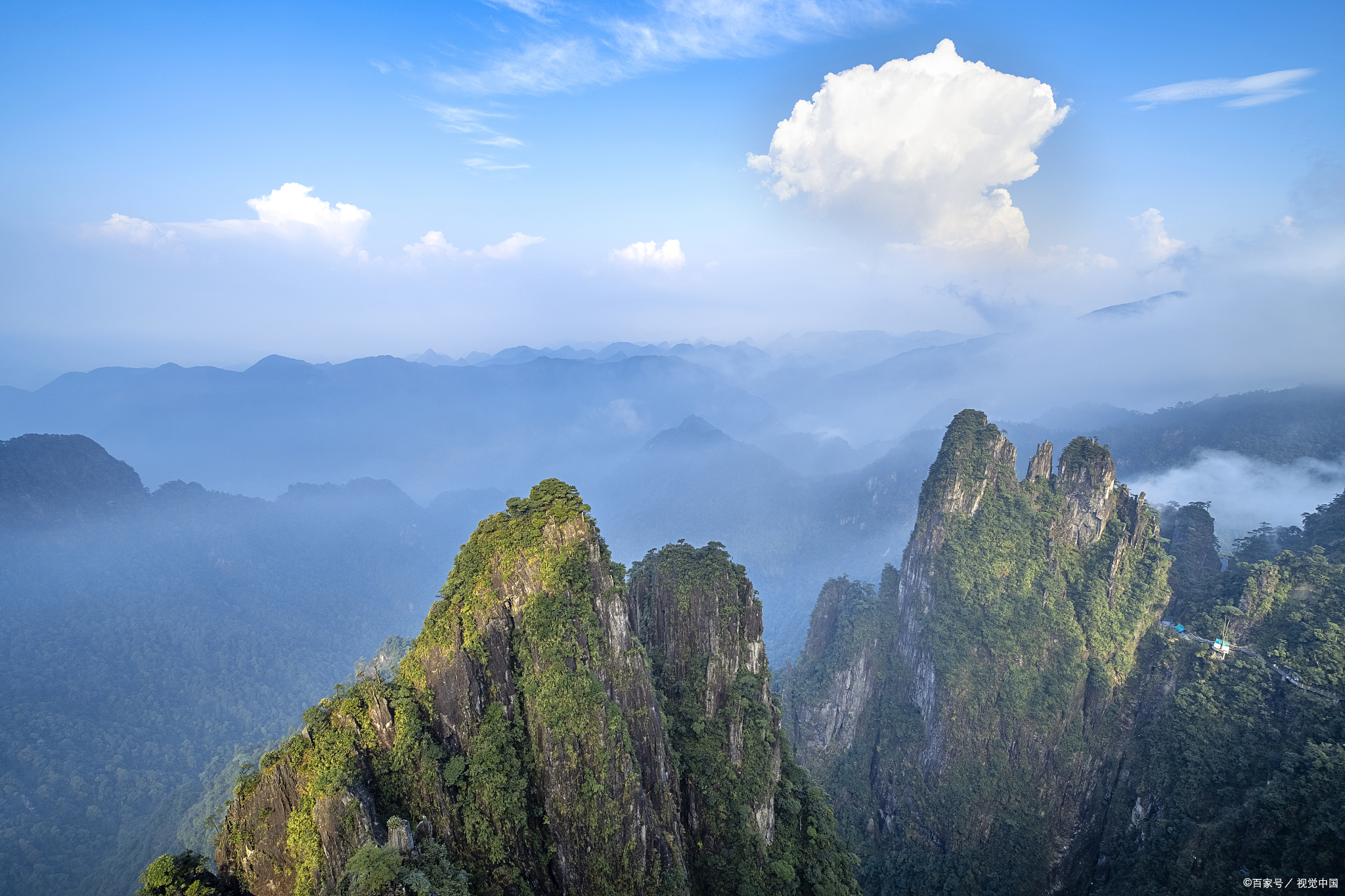 湖南一处山川,因其山形酷似五根手指而得名,是南岭山脉的一部分