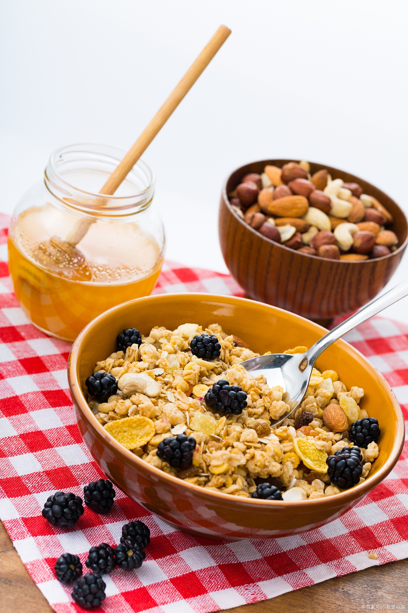 准备好所有食材,蓝莓和草早餐麦片牛奶燕麦片燕麦粥   蓝莓   核桃