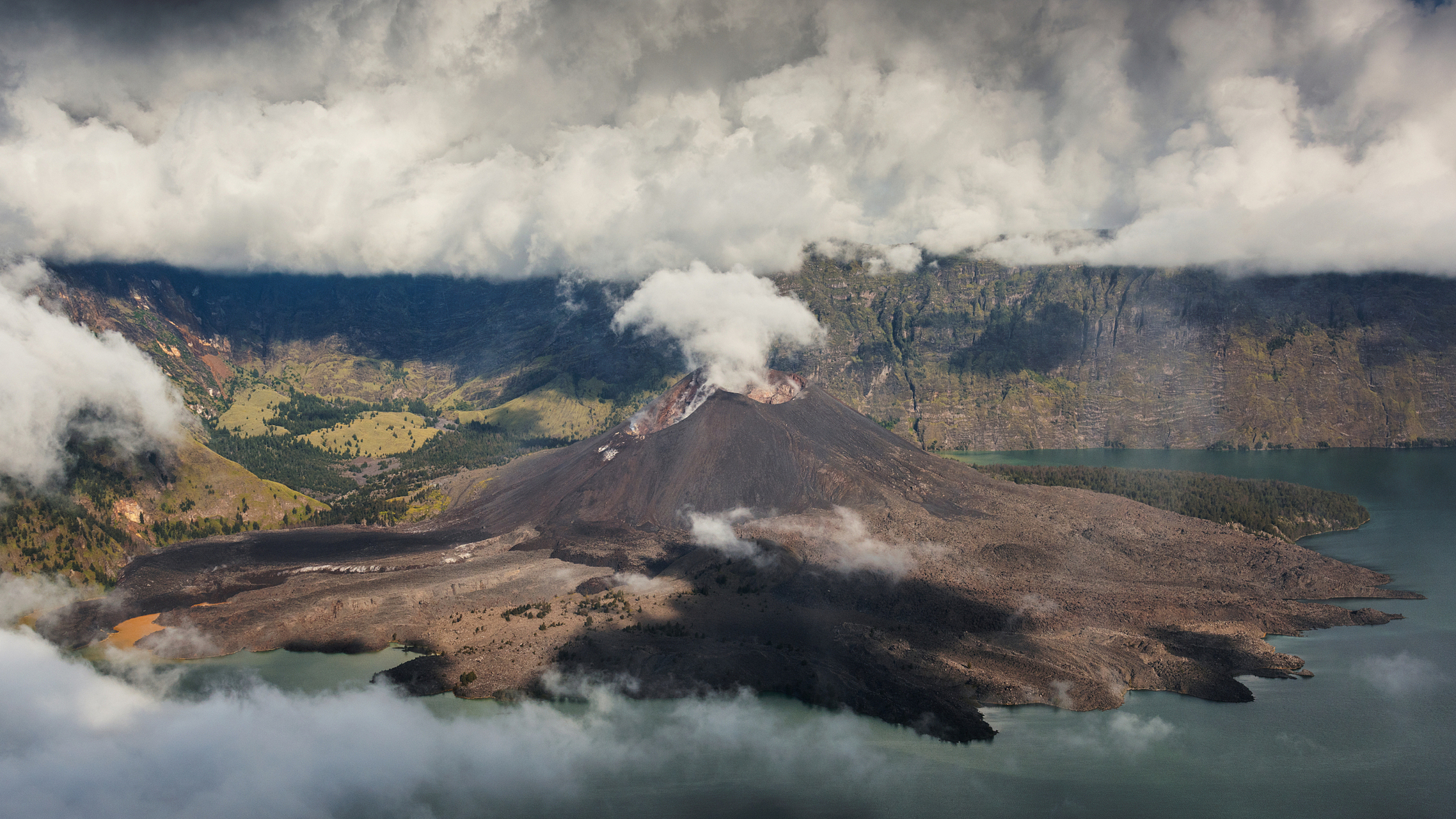 【印尼北马鲁古省伊布火山喷发】据印度尼西亚火山与地质灾害研究机构
