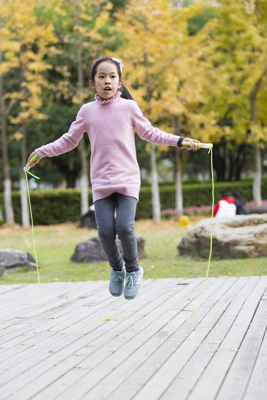 增加身体协调性:跳绳需要跳跃,挥舞手臂,调整节奏等动作,可以帮助