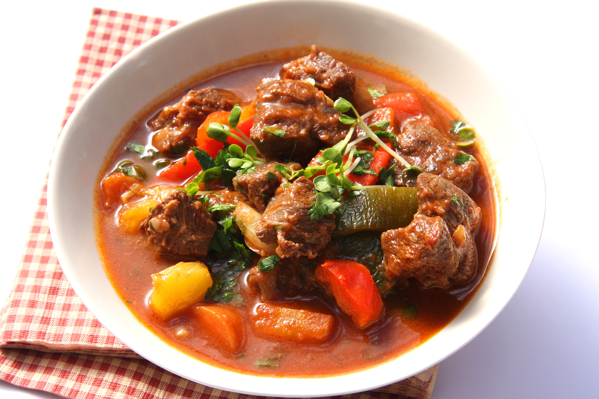 红烧牛腩是一道受欢迎的中华料理,口感鲜美,肉质鲜嫩.