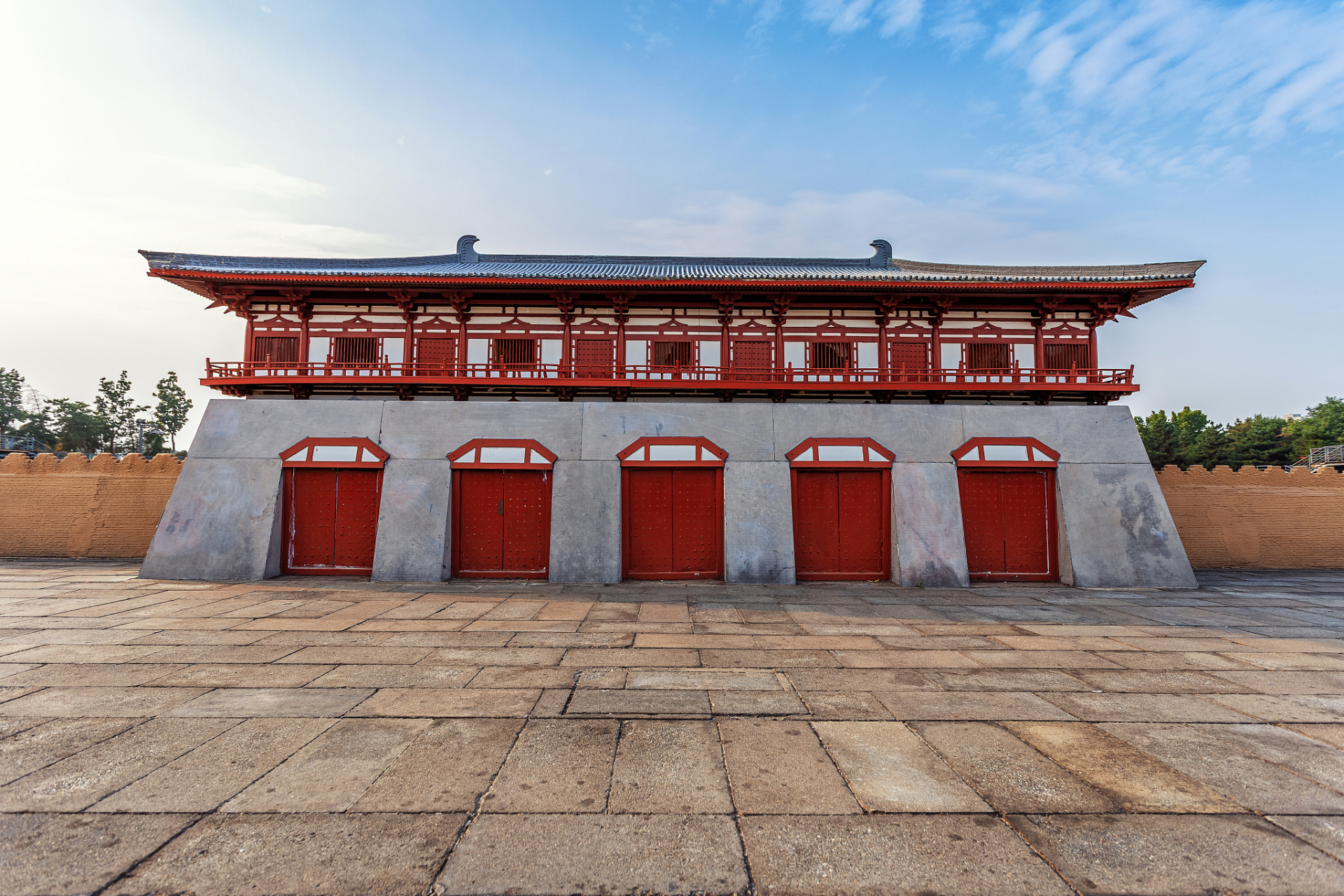 大明宫国家遗址公园位于西安,是唐朝皇家宫殿,也是世界上最大的砖木