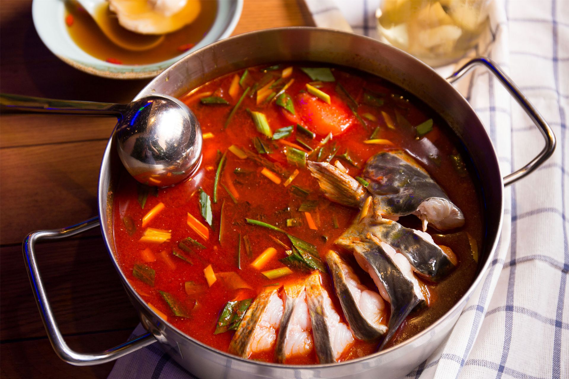 贵州酸汤鱼是贵州最著名的菜品之一,以酸辣汤底和鲜嫩鱼肉为特点,具有