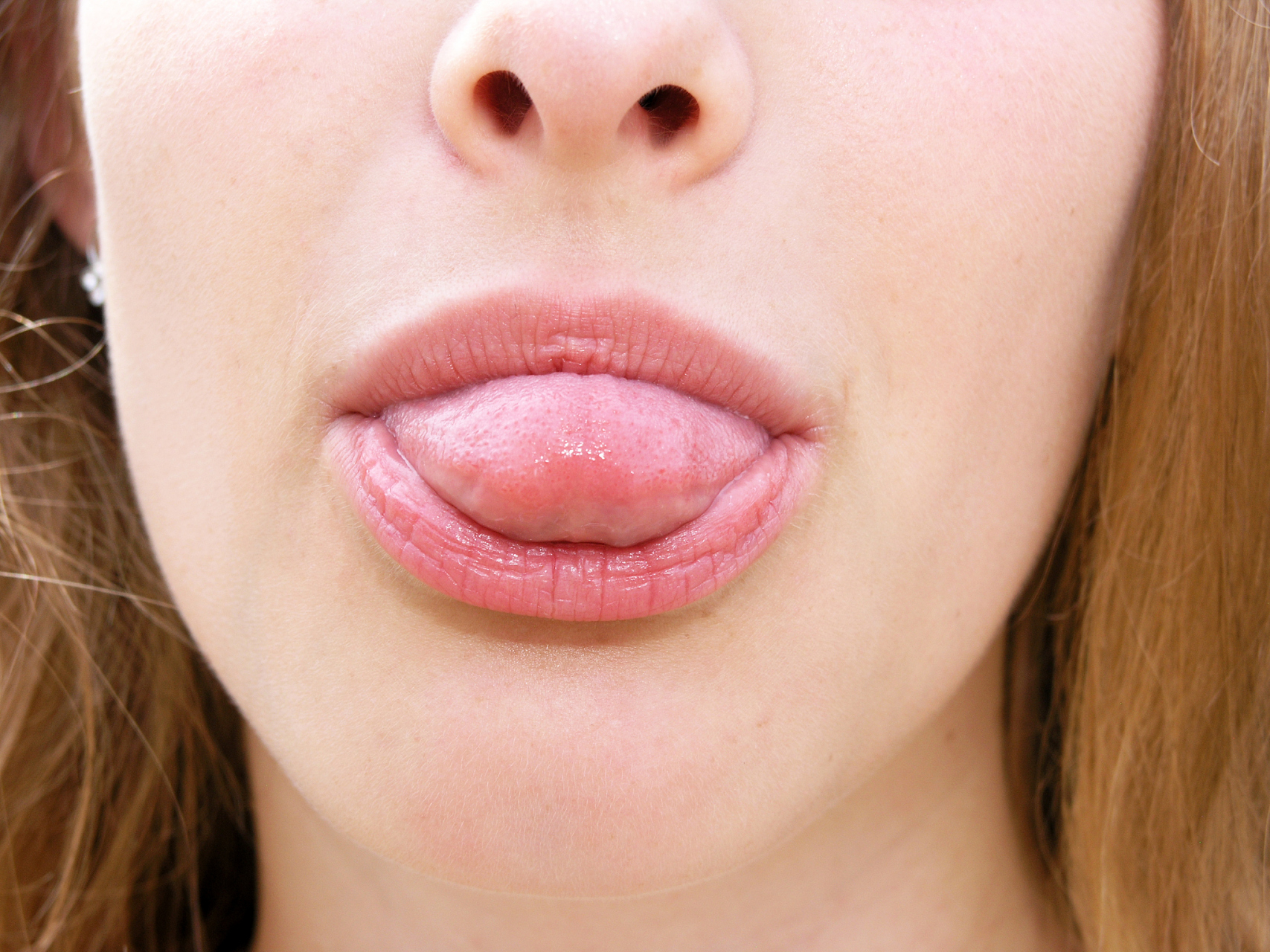 最近舌头尖出现疼痛像小针扎一样的,怎么回事?