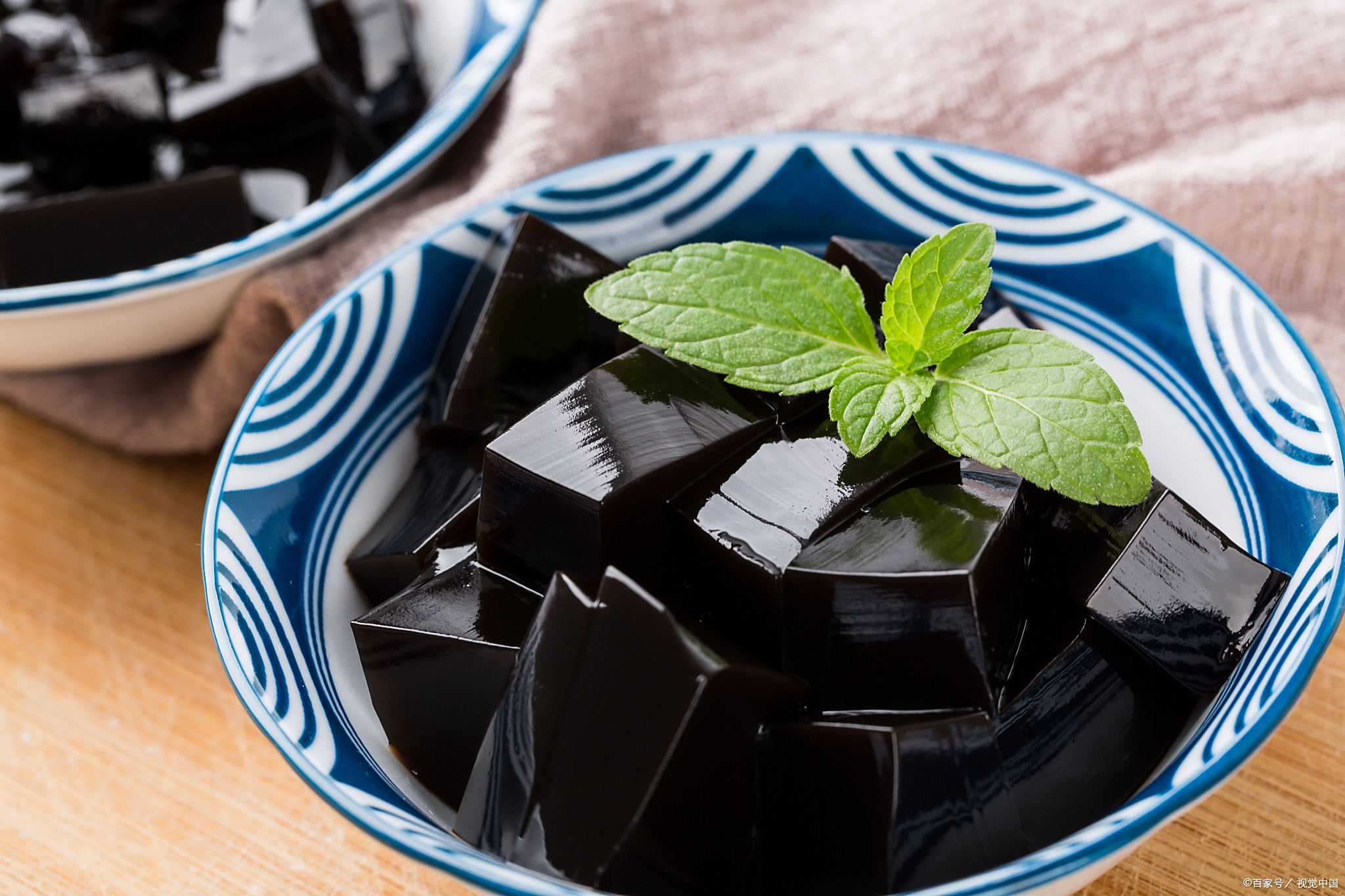 黑凉粉和烧仙草的区别,哪个更健康?