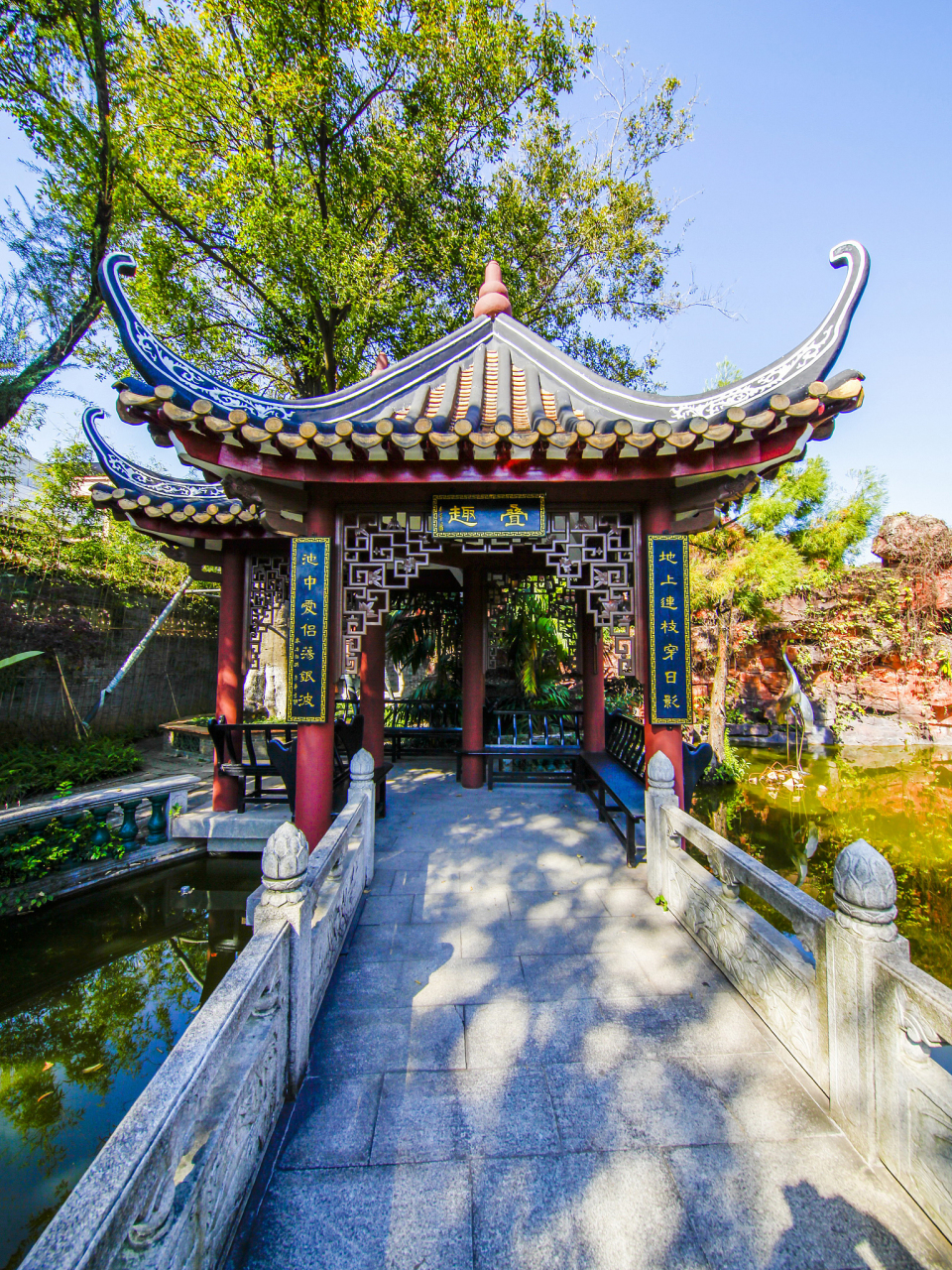 公园内有古琴台,湖光山色,荷塘月色等景观,还有古建筑群和音乐文化