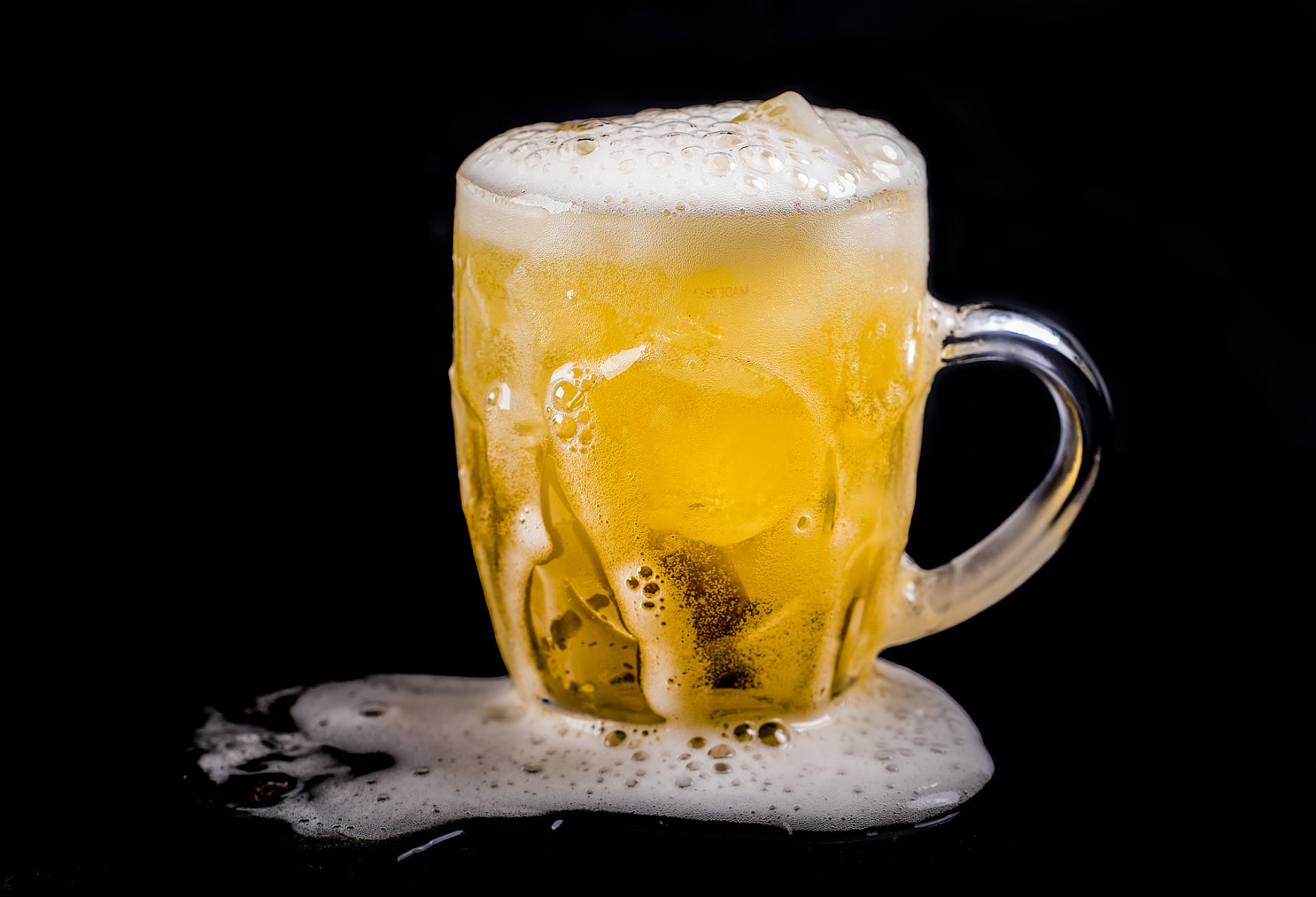 凉爽的啤酒,会让尿酸升高  虽然啤酒中嘌呤含量比较低,属于低嘌呤的
