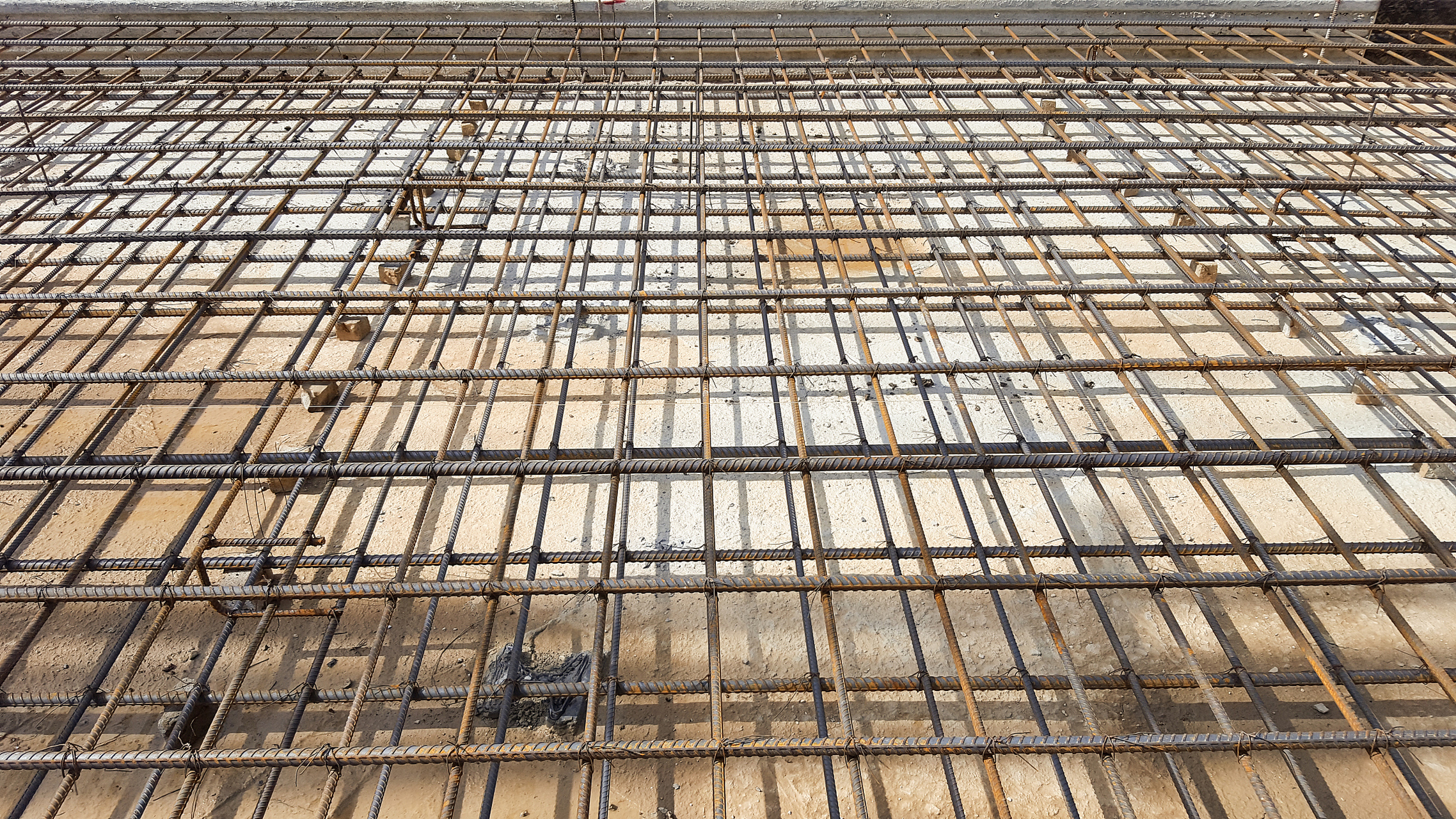 双向板是两个方向都是受力板,因此钢筋也要按照受力情况去布置.