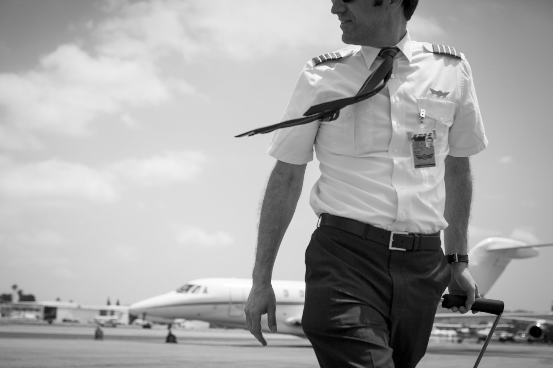 近日,厦门航空公司的一名飞行员被多名空姐抓获正在对女厕进行偷拍.