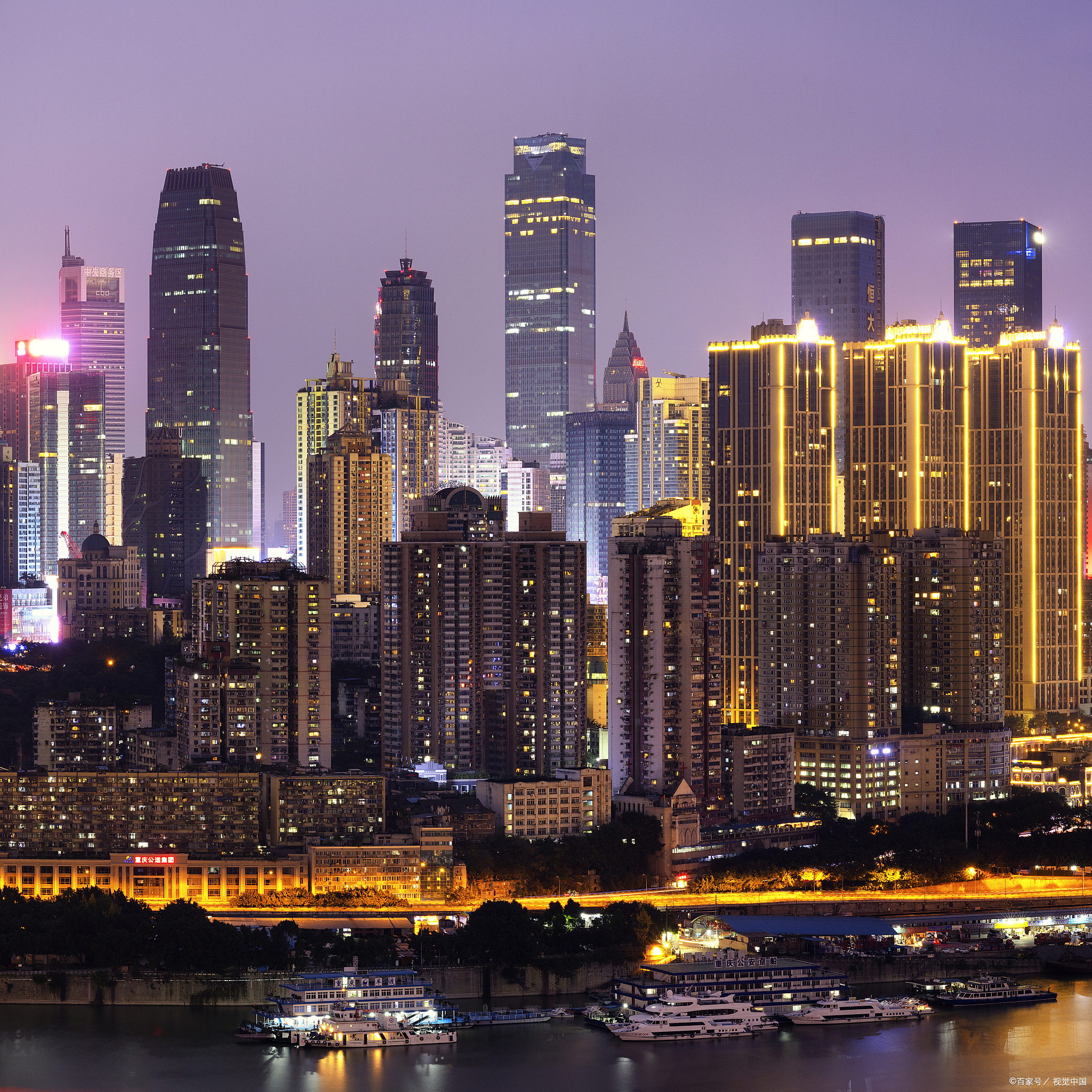 作为重庆最具代表性和活力四射地带之一,解放碑商圈可谓集购物,美食与