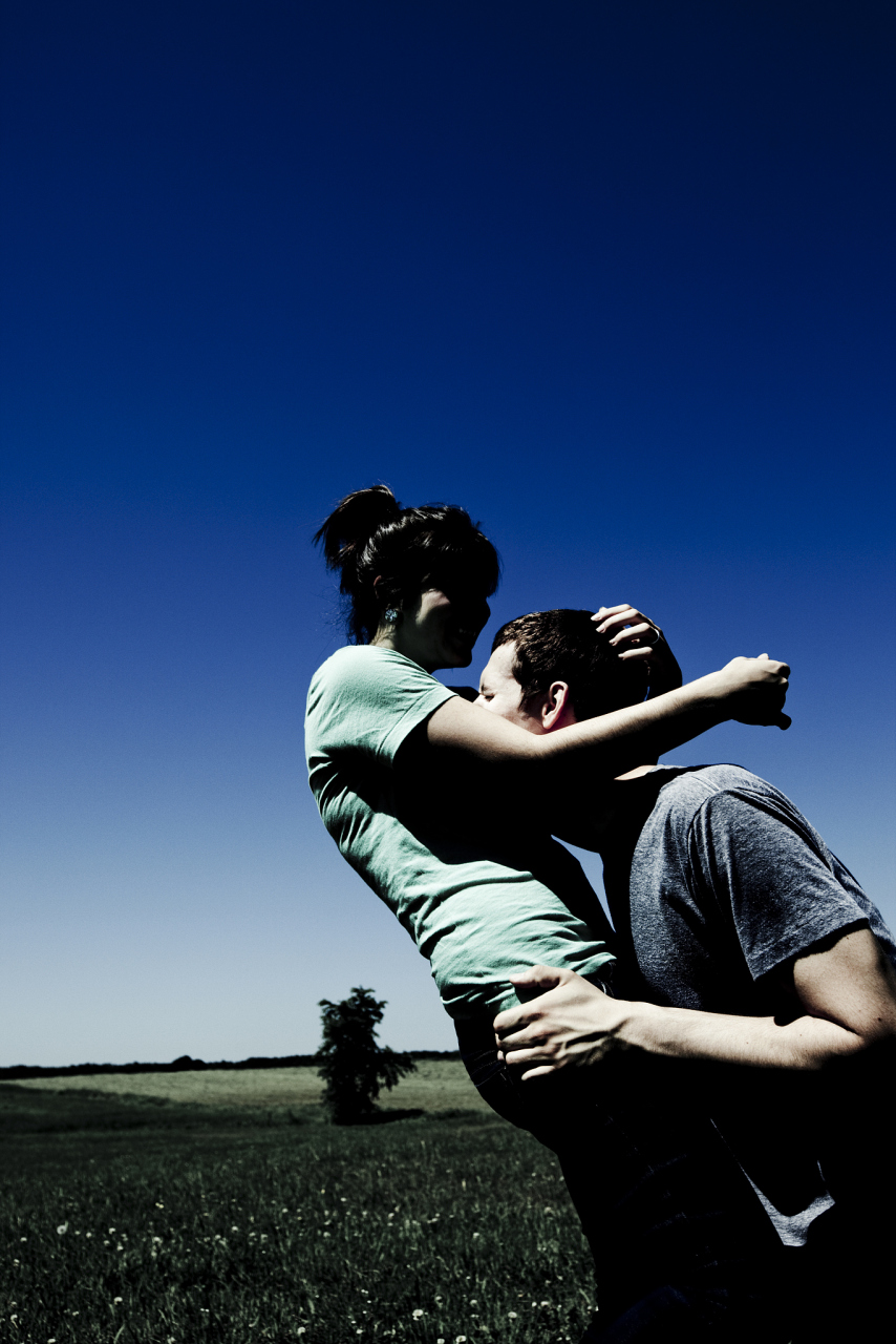 让两个人之间的爱情升温,需要双方共同努力,沟通,关爱和尊重.