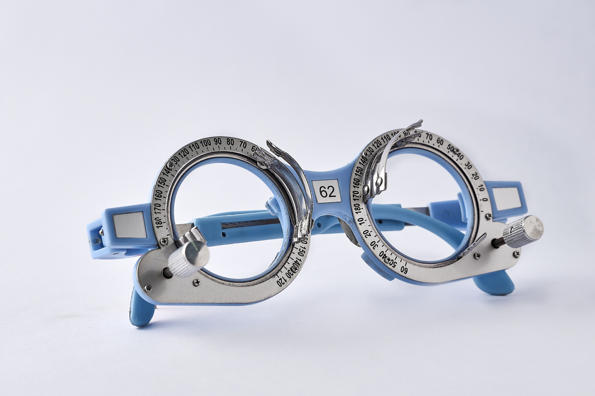 上扬公司致力于推动眼镜制造行业的进步与发展.[原文