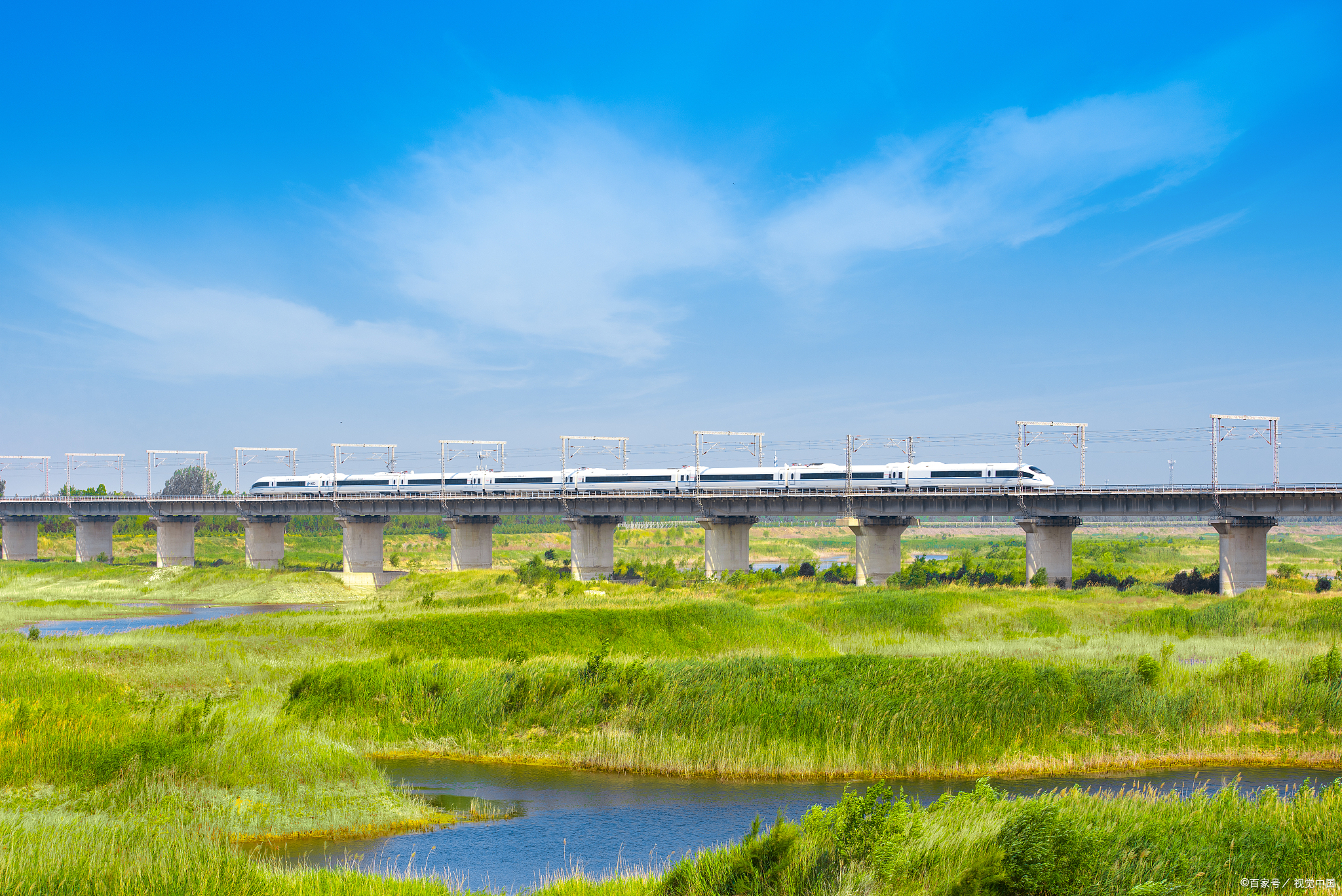 经历了绿皮车,到后来的动车,高铁.