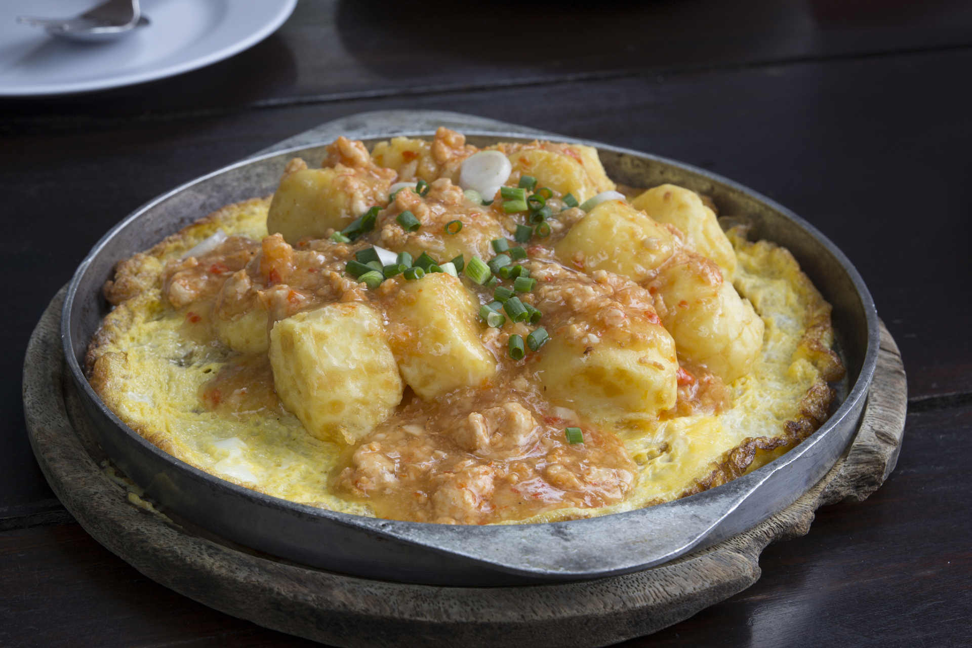 罗定鱼腐是一道美味的广东罗定传统菜肴,通常在庆祝节日或喜庆场合