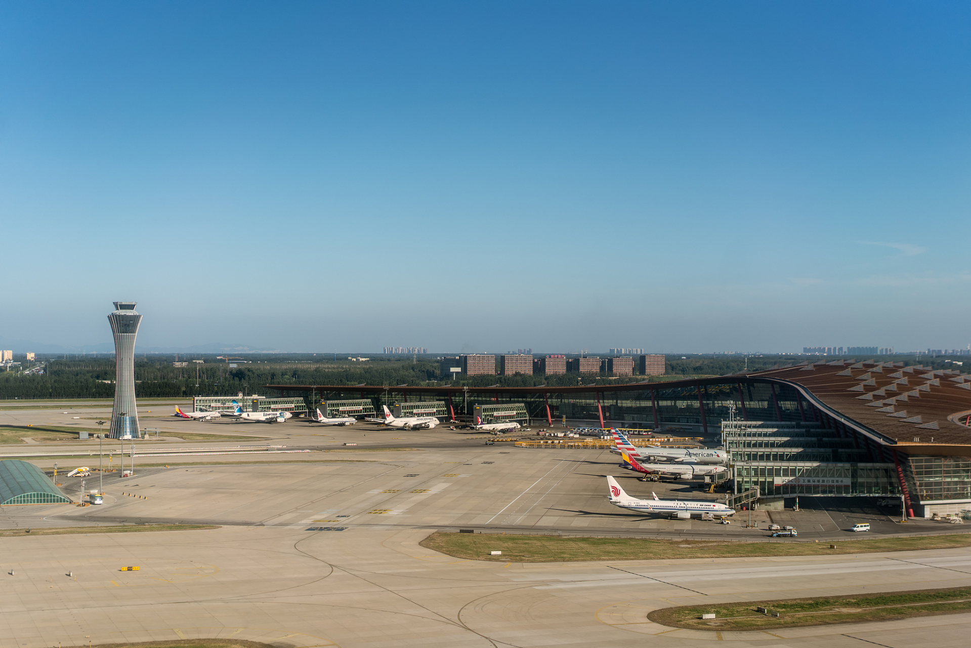 无锡机场从复航的第一年就是南京的1/3,这么多年过去还是1/3,发展缓慢