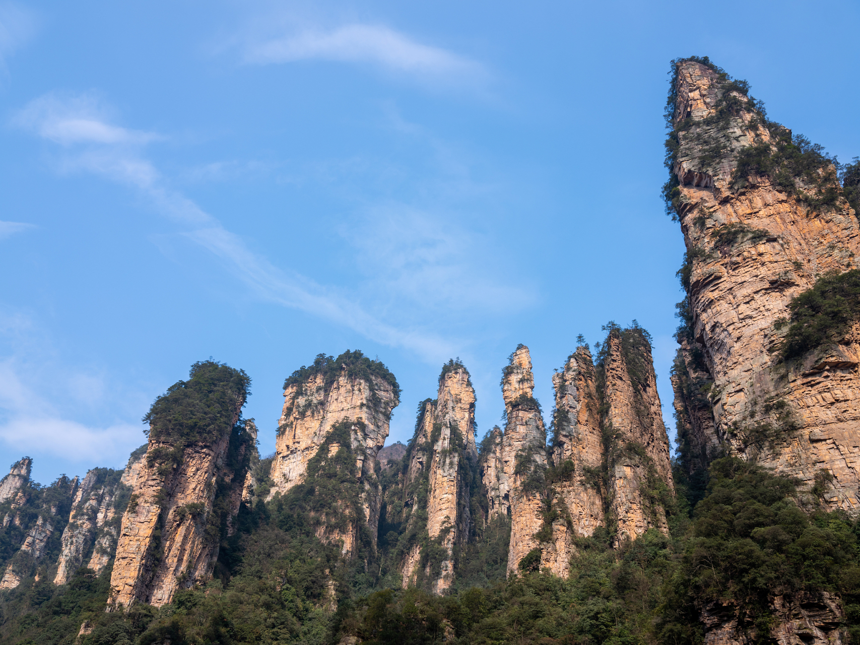 武陵源风景名胜区,位于中国中部湖南省西北部,由张家界市的张家界森林