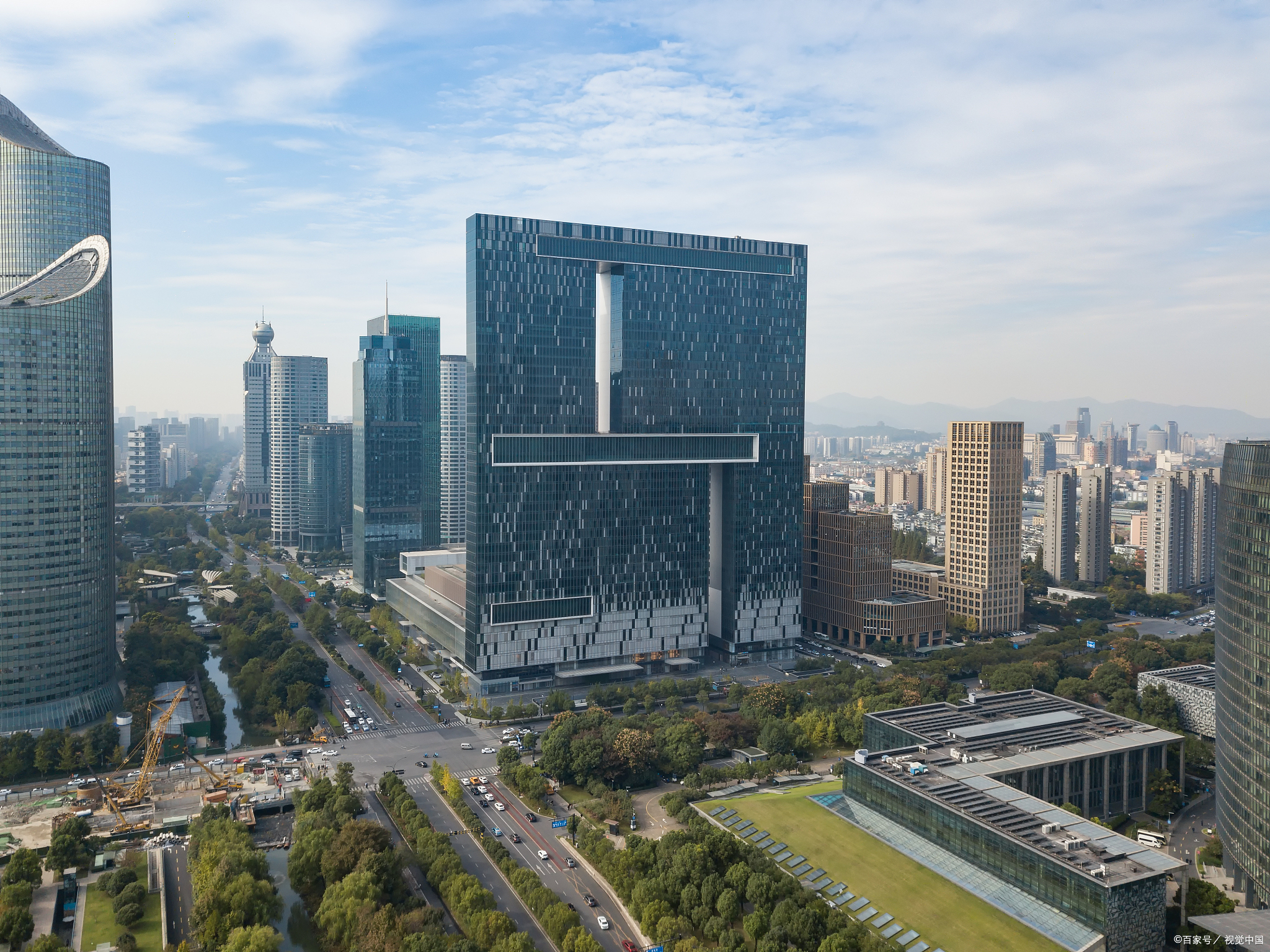 河岸两边,古色古香的建筑与现代的高楼大厦交相辉映,形成了一幅独特的