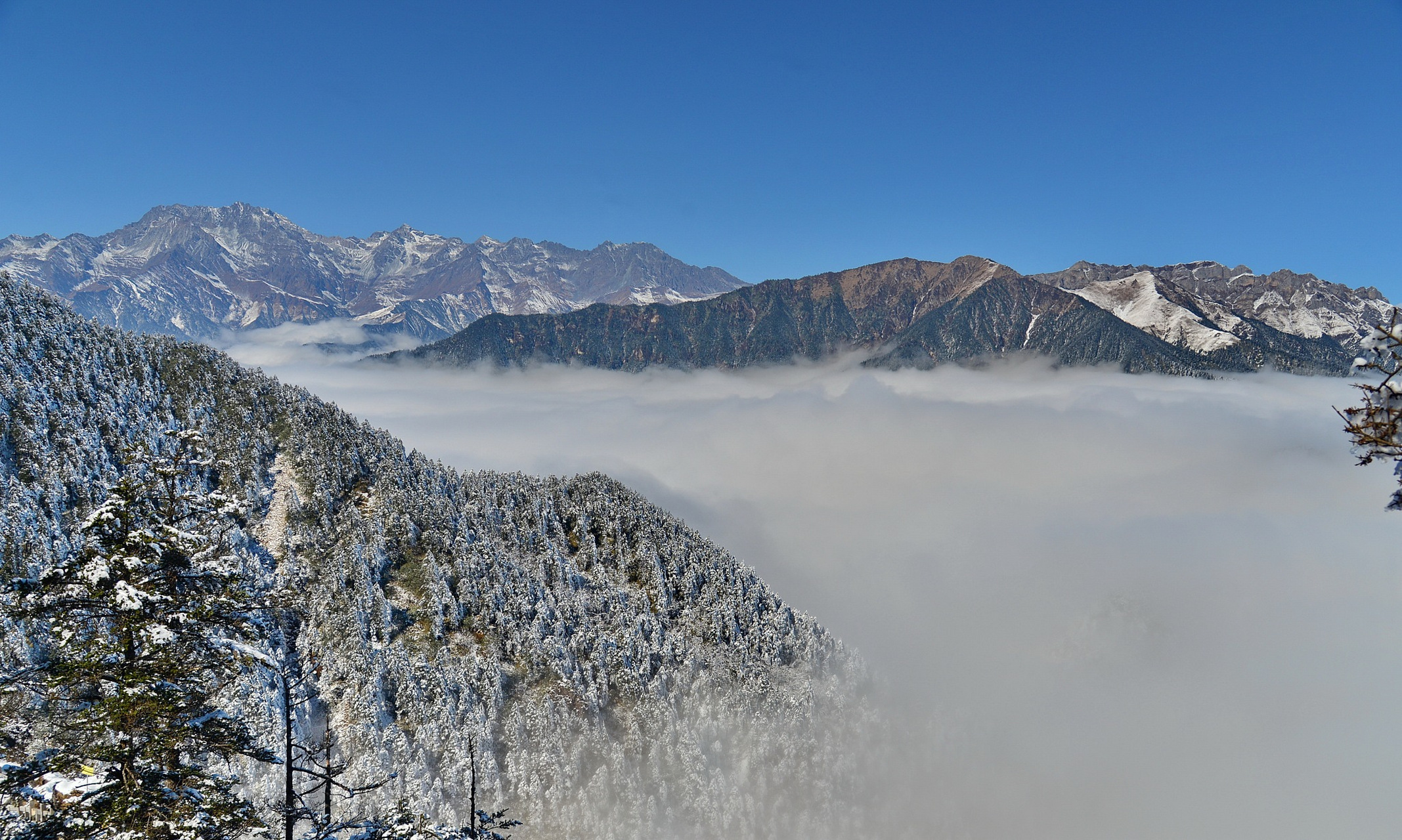 心定西再出发#石门雪山位于中国甘肃省定西市境内,是一处以冰雪景观