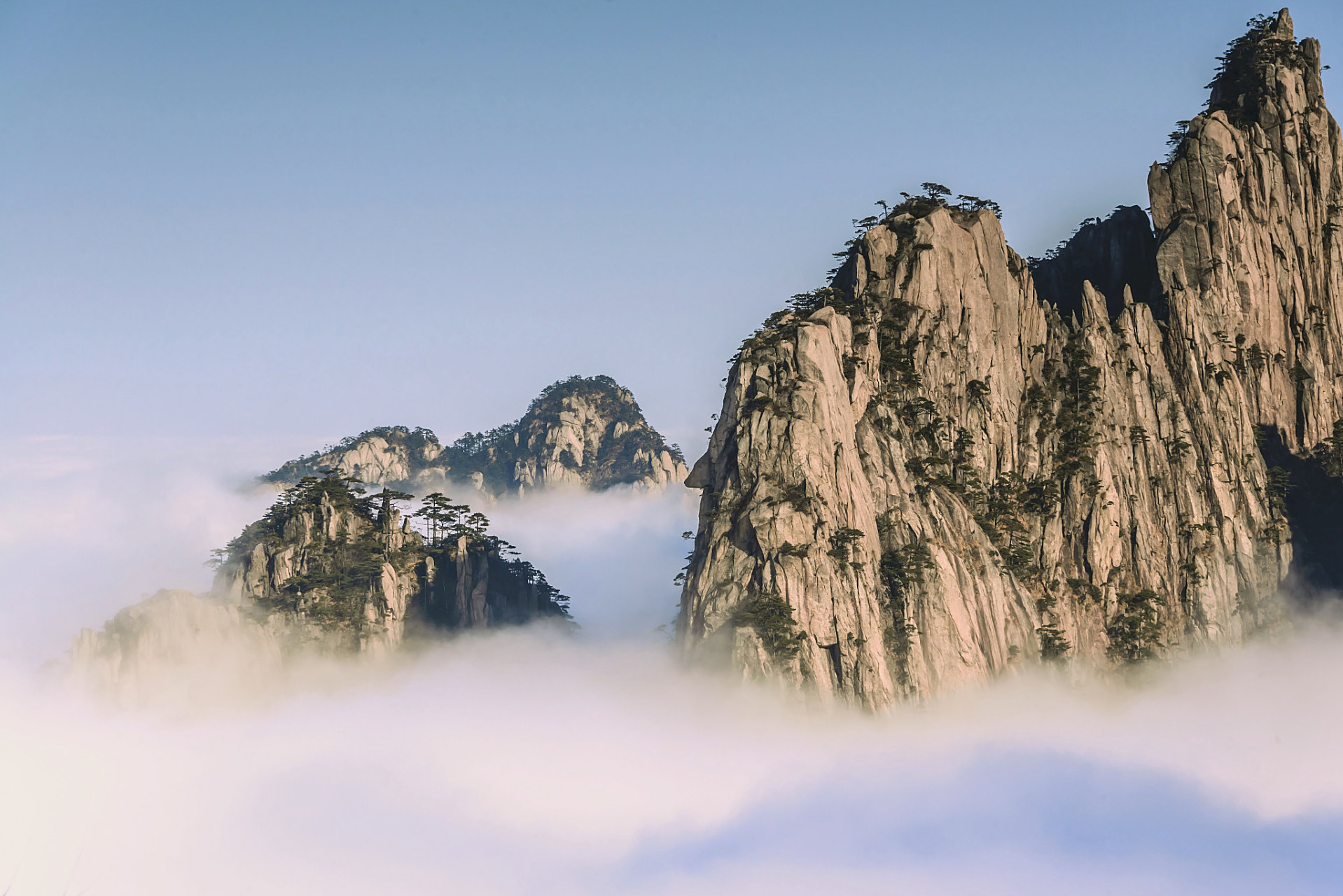 黄山是我国五大名山之一,位于安徽省南部.