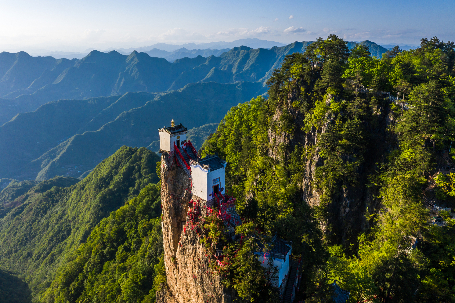 宝鸡天台山,位于陕西省宝鸡市,是一座古老而神秘的名山.