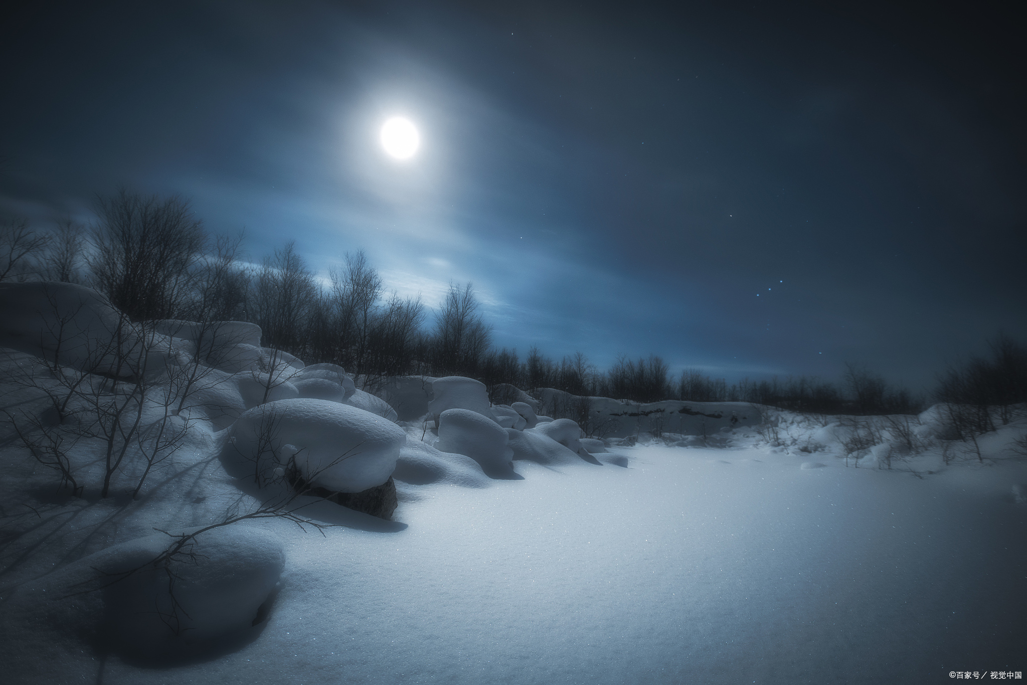 诗人望月怀古,抒发不遇知音之伤感.